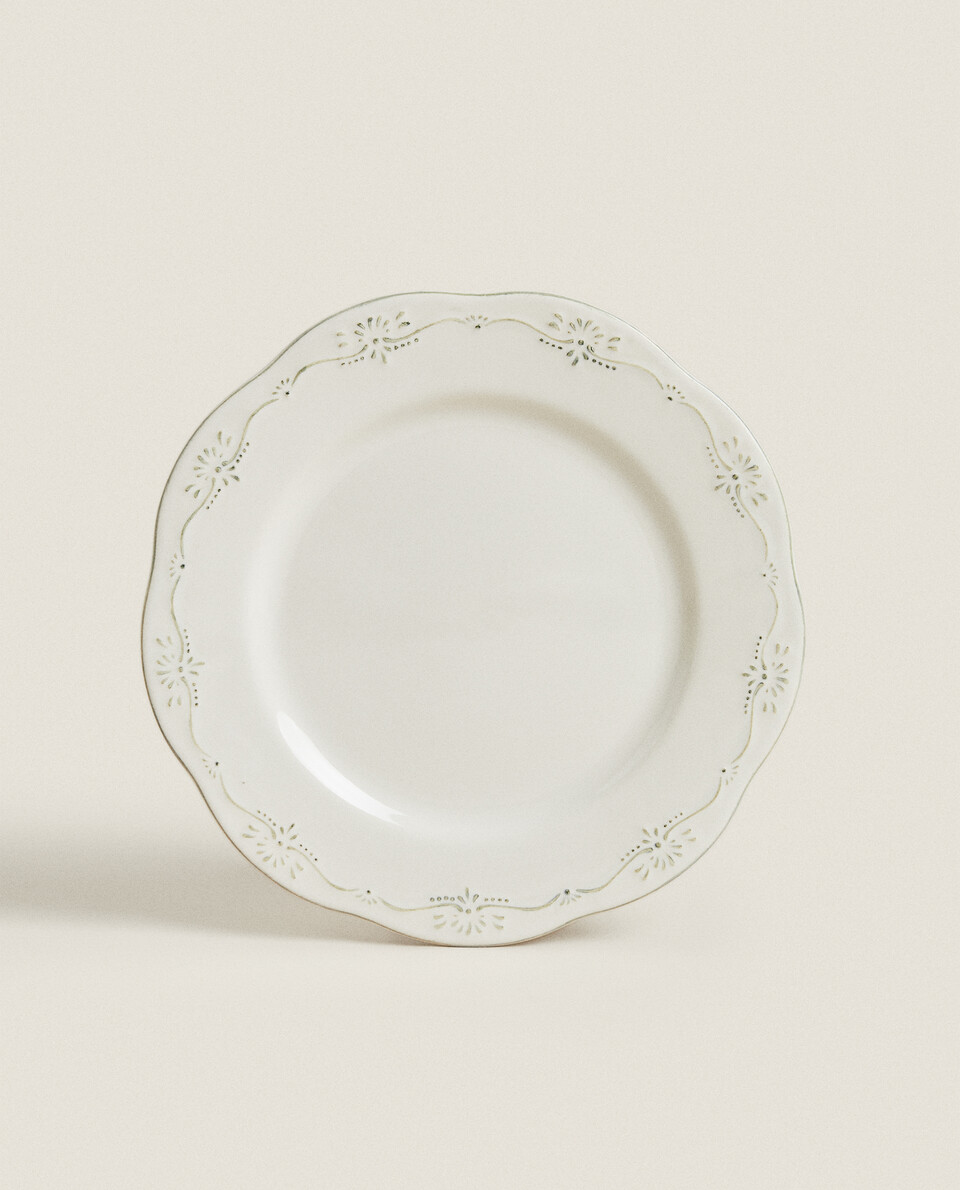 EARTHENWARE DINNER PLATE WITH RAISED CHRISTMAS DESIGN
