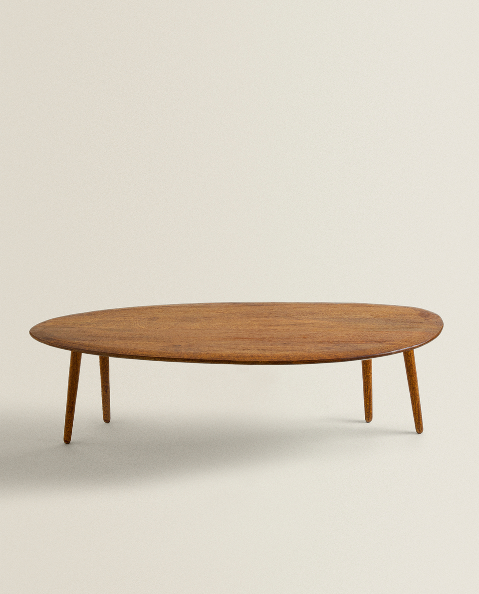 طاولة خشبية بحافة مائلة