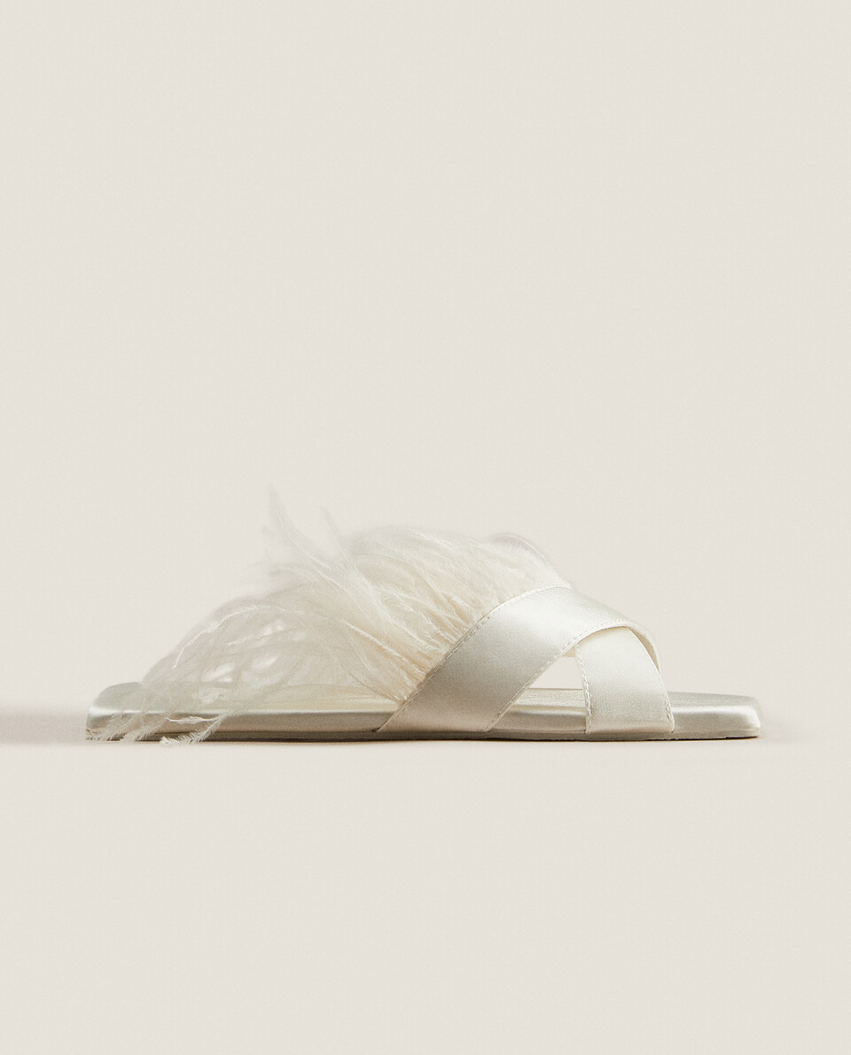 Crossover slippers with feathers