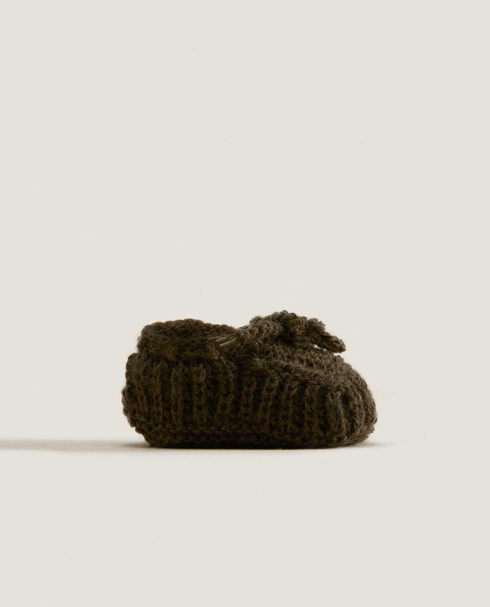 Knit booties with bow
