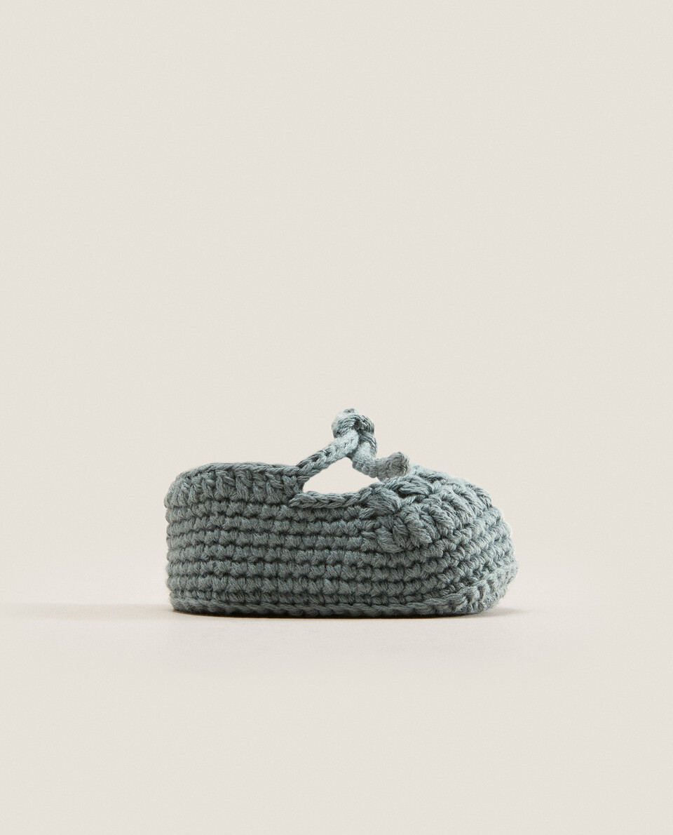KNIT BOOTIES WITH BOW