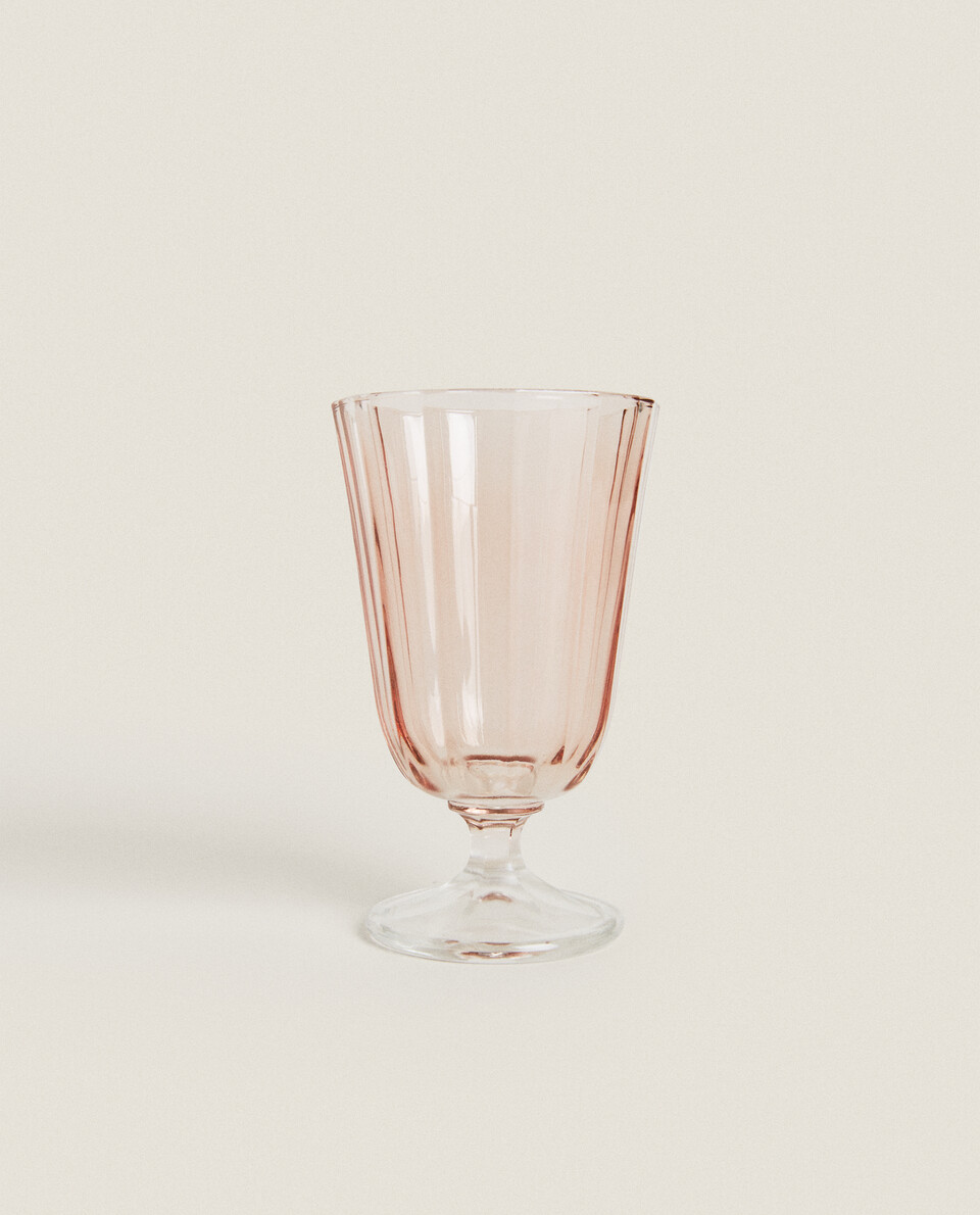 RAISED FACETED WINE GLASS