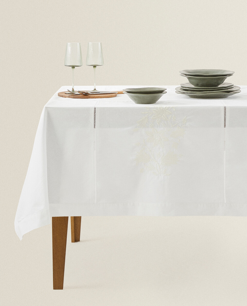 EMBROIDERED FLOWER TABLECLOTH