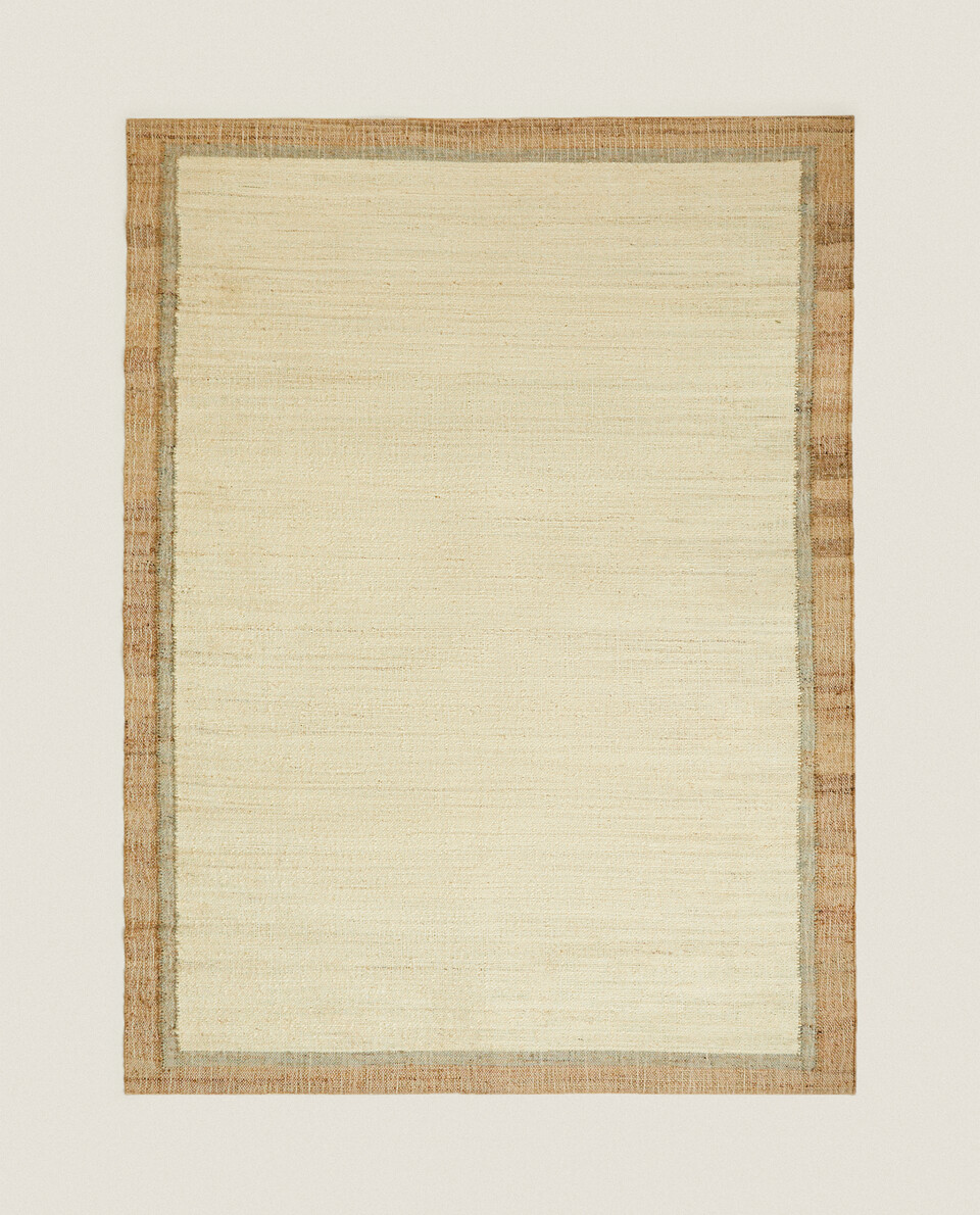 RUG WITH CONTRAST BORDER