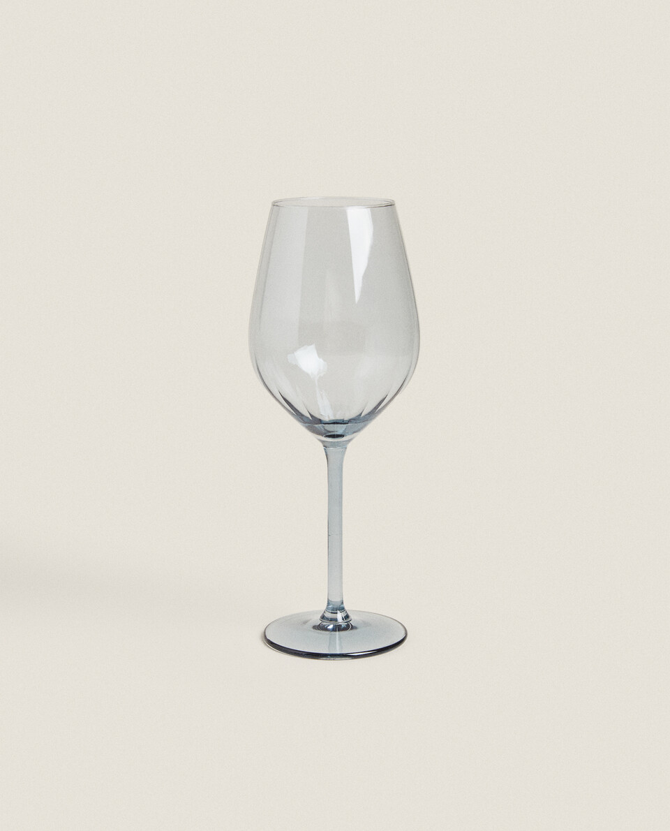 浮雕設計彩色玻璃葡萄酒杯。