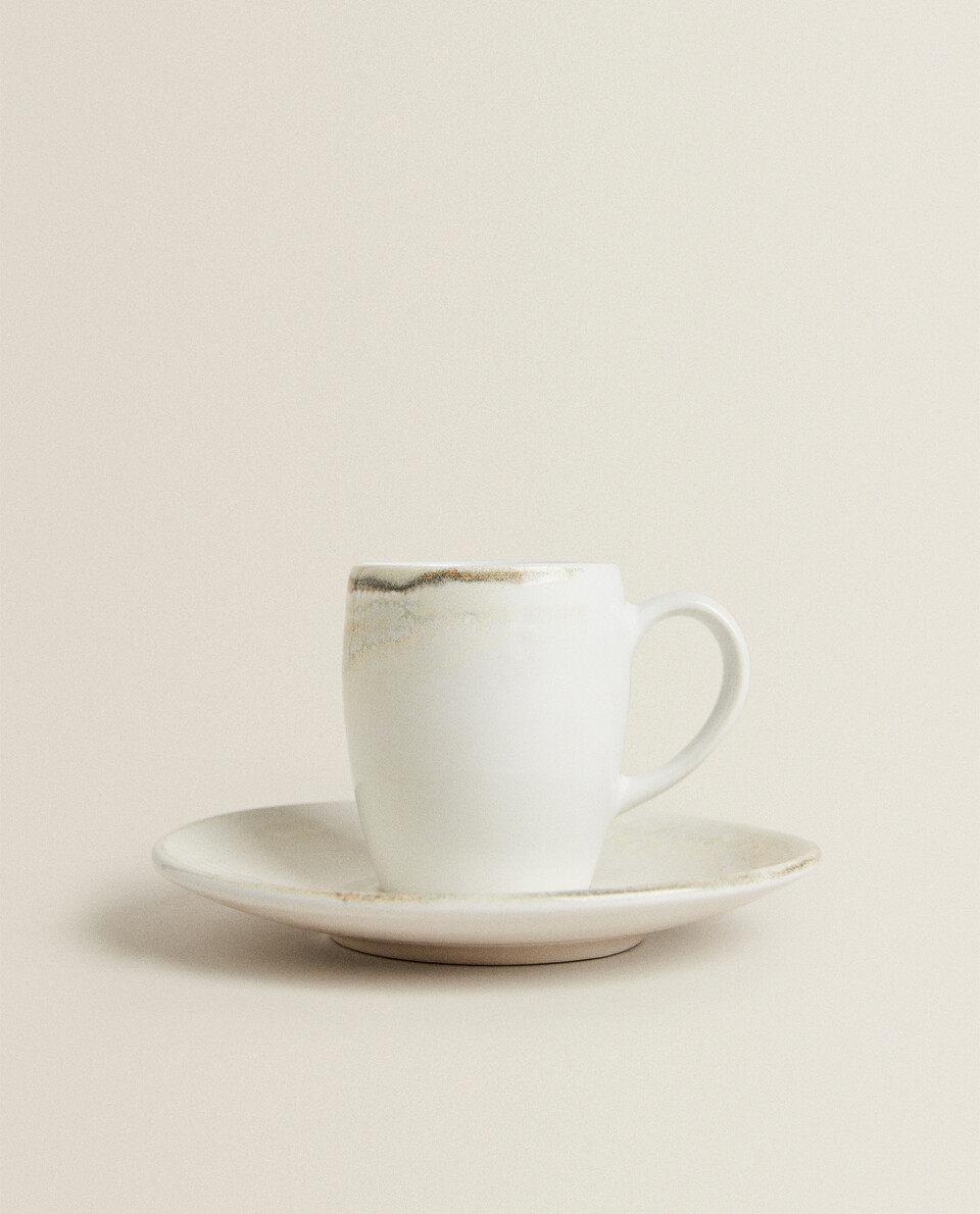 فنجان قهوة مع طبق من الخزف الحجري