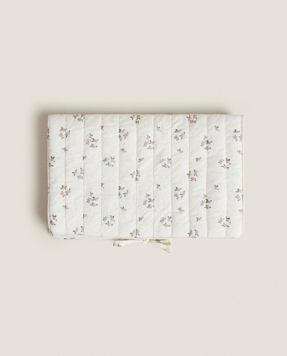 QUILTED WIPE HOLDER WITH FLORAL PRINT