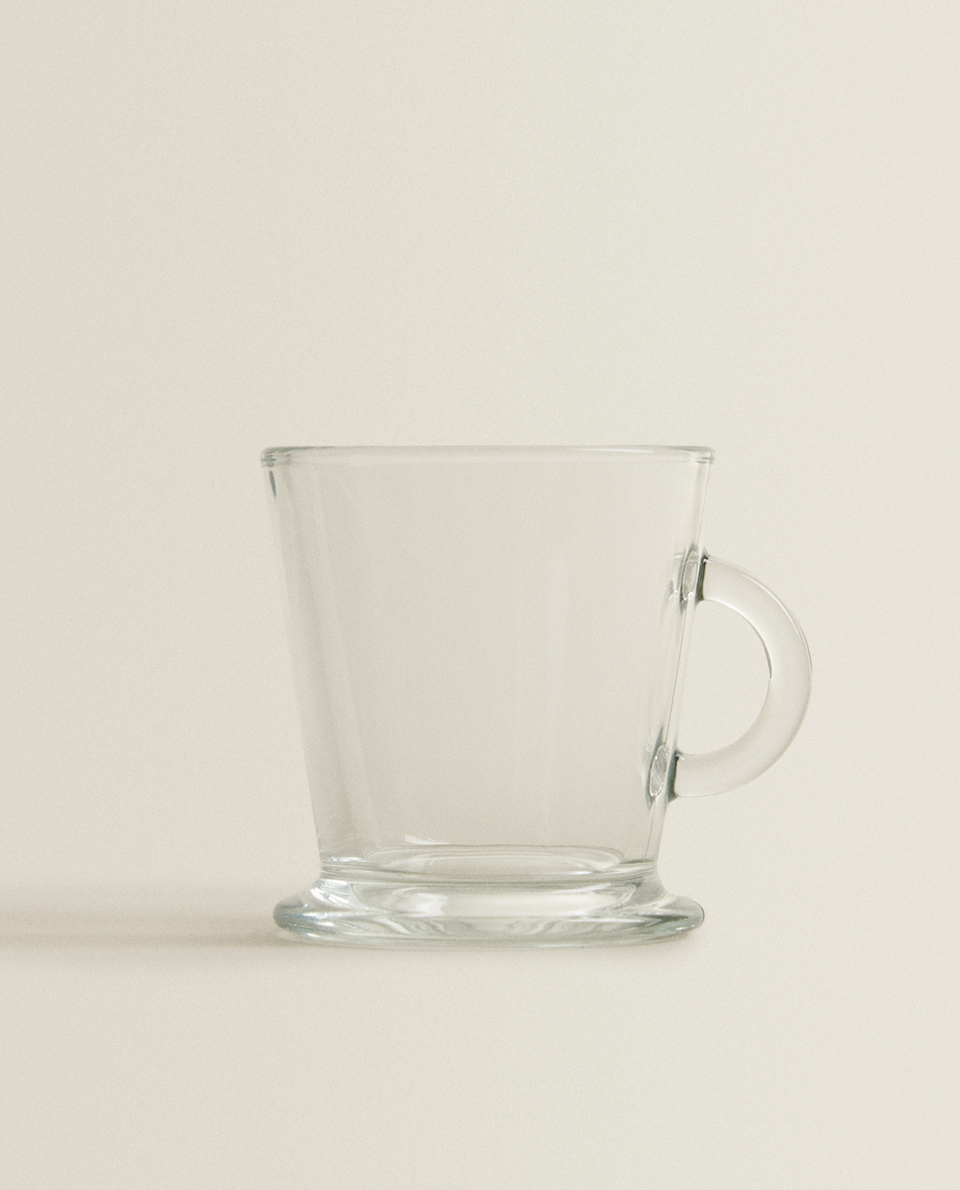 فنجان كابتشينو من الزجاج الشفاف