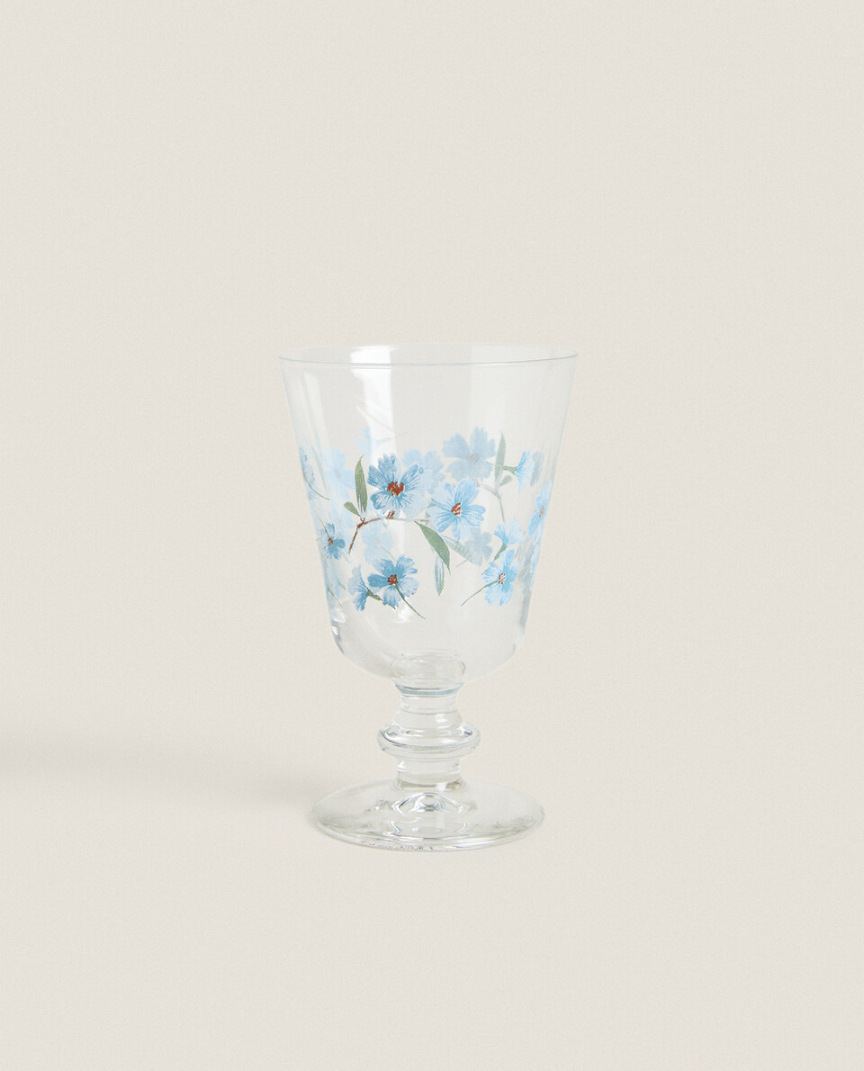 فنجان زجاجي مزين بملصق زهور