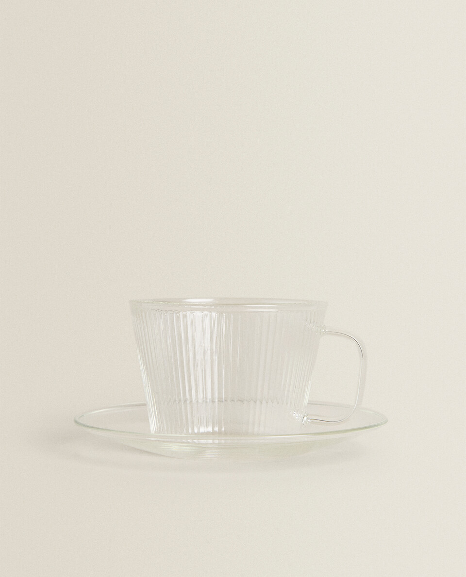 فنجان شاي وطبق من زجاج البورسليكات