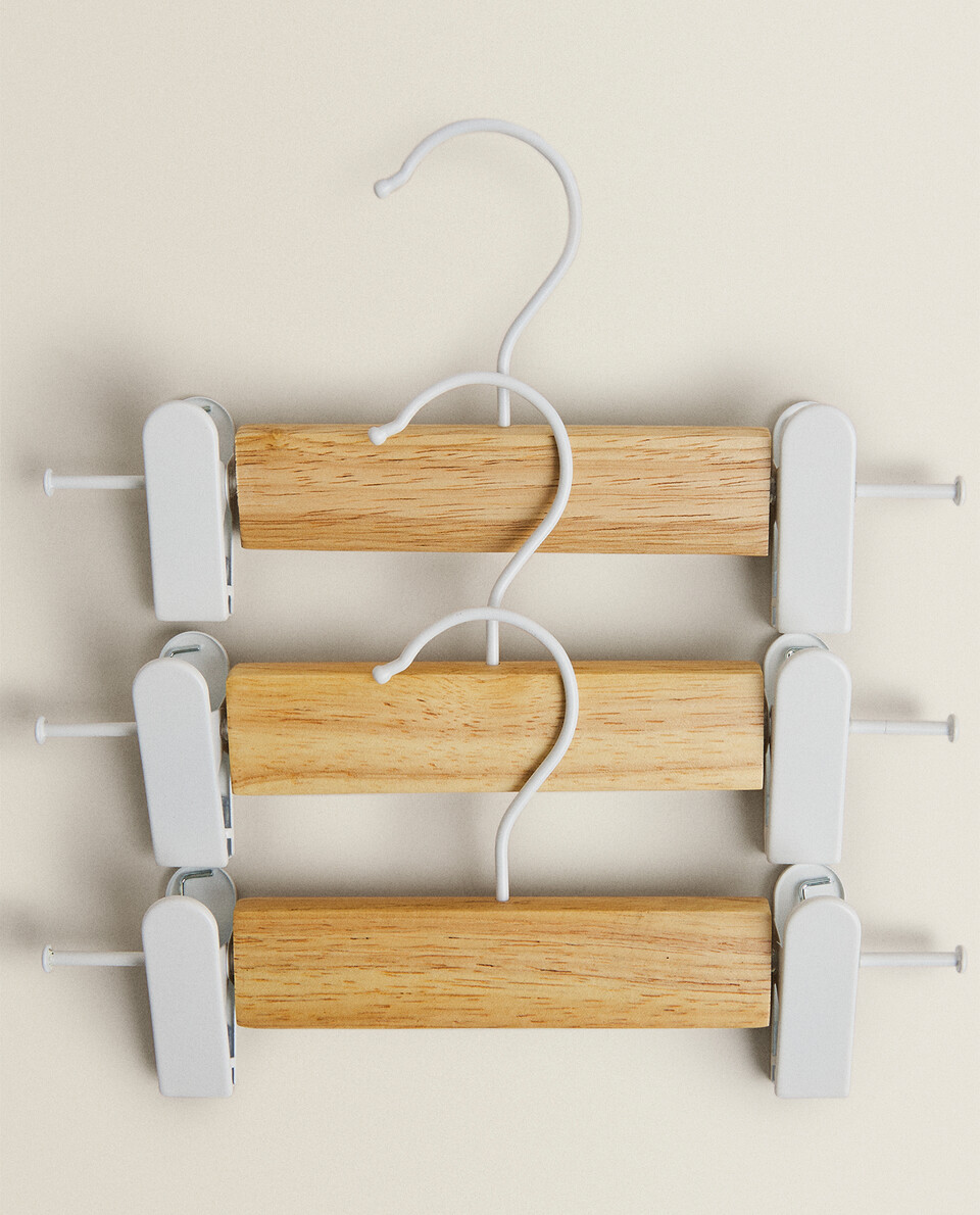 WOODEN HANGER WITH CLIPS (SET OF 3)