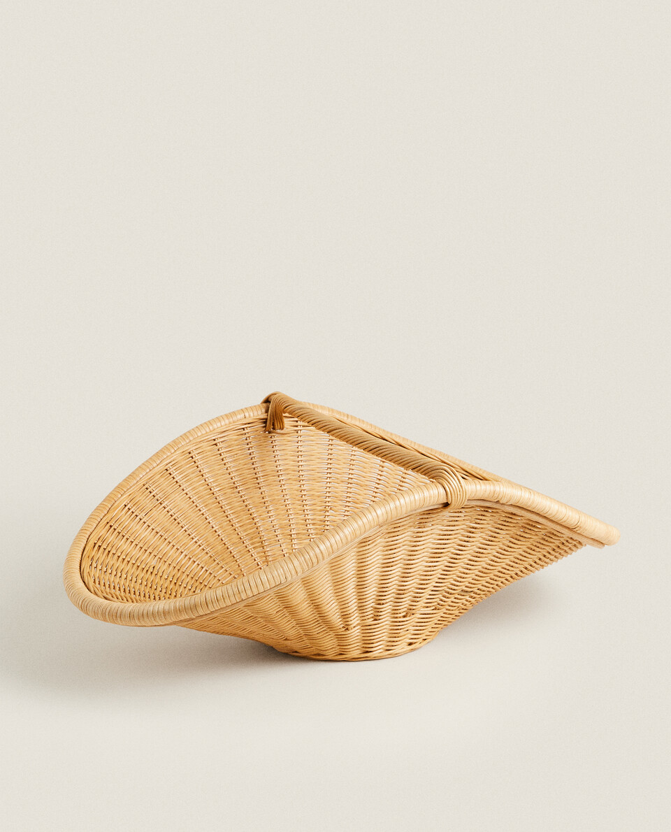 RATTAN BASKET WITH CENTRAL HANDLE