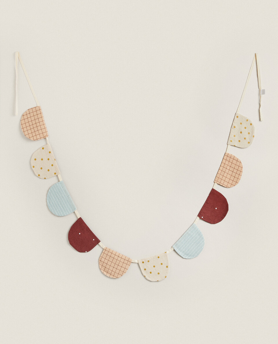 COLOURFUL GARLAND