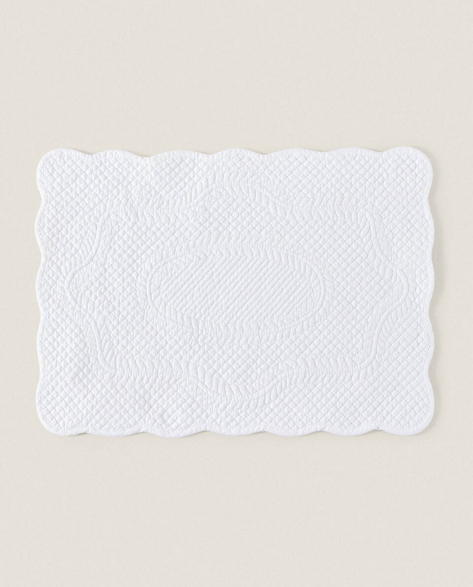 QUILTED SCALLOPED PLACEMAT