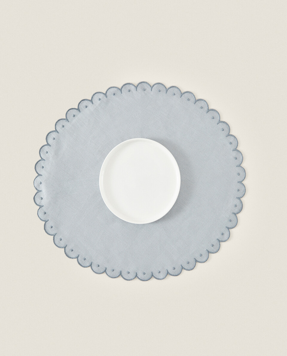 ROUND BLOND LACE PLACEMAT