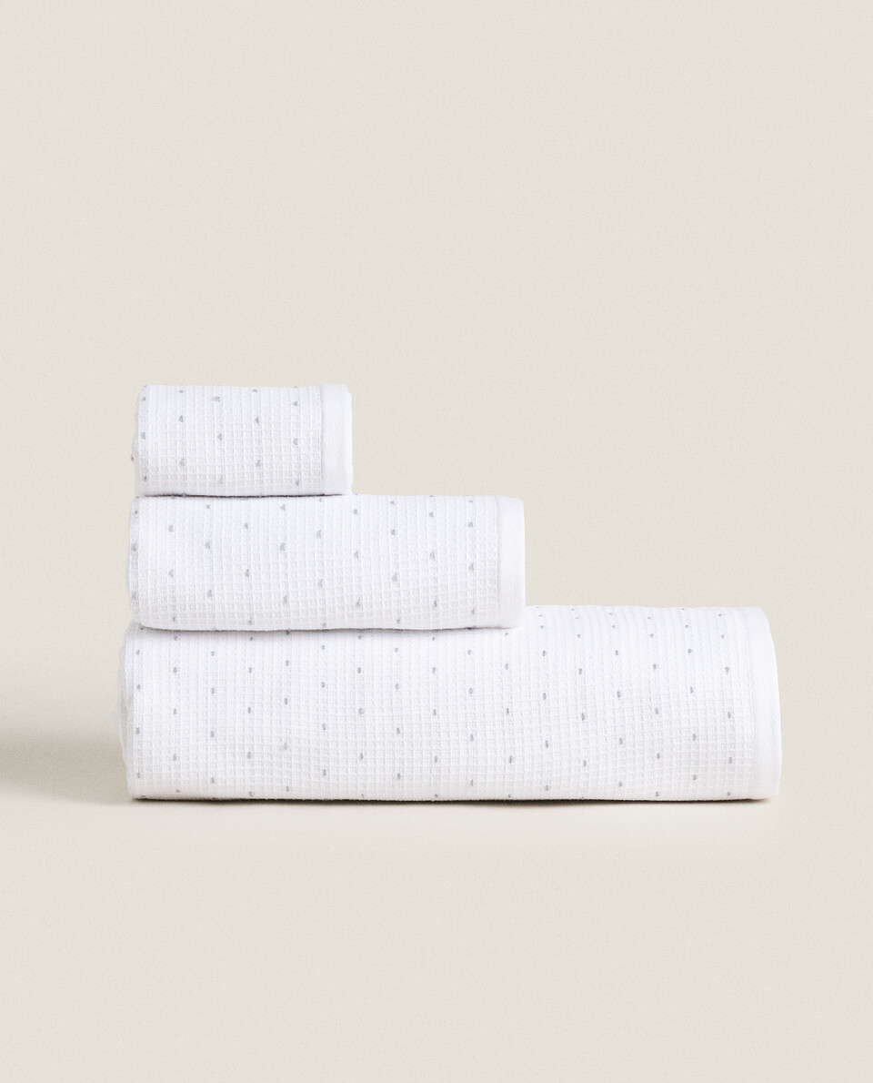 DOTTED WAFFLE-EFFECT TOWEL