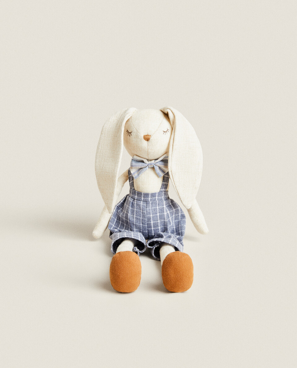 穿格紋工裝褲的兔子毛絨玩具