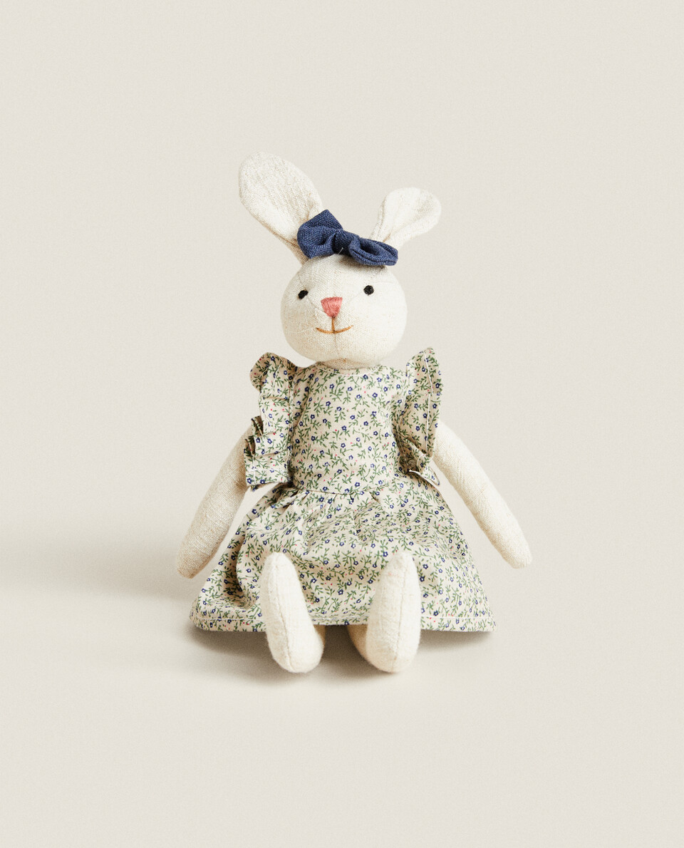 盛裝打扮的兔子毛絨玩具