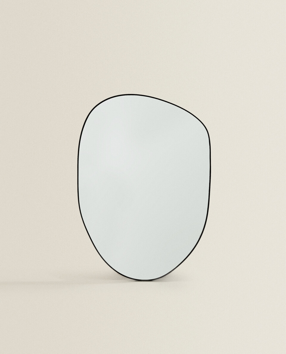 مرآة صغيرة غير متماثلة الشكل