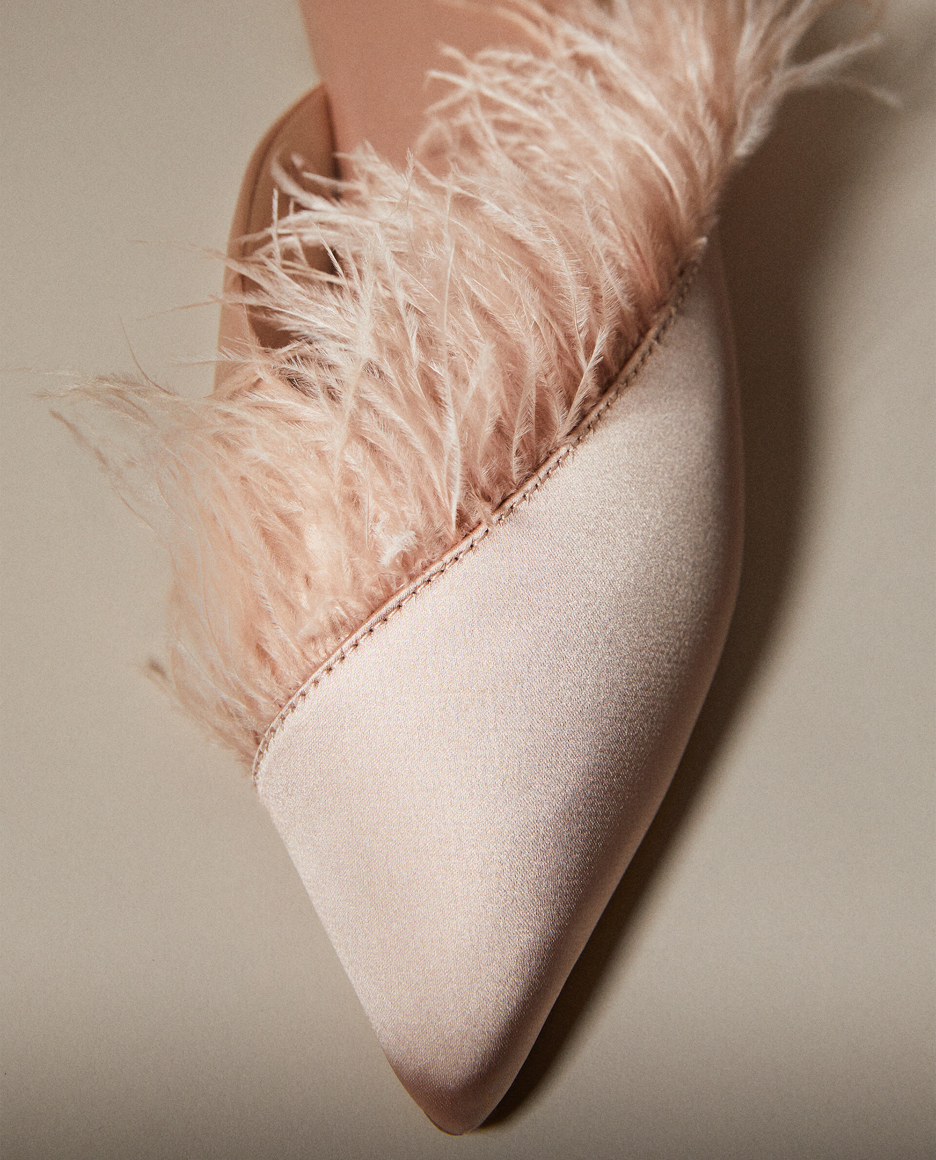 MULE SLIPPERS WITH FEATHERS