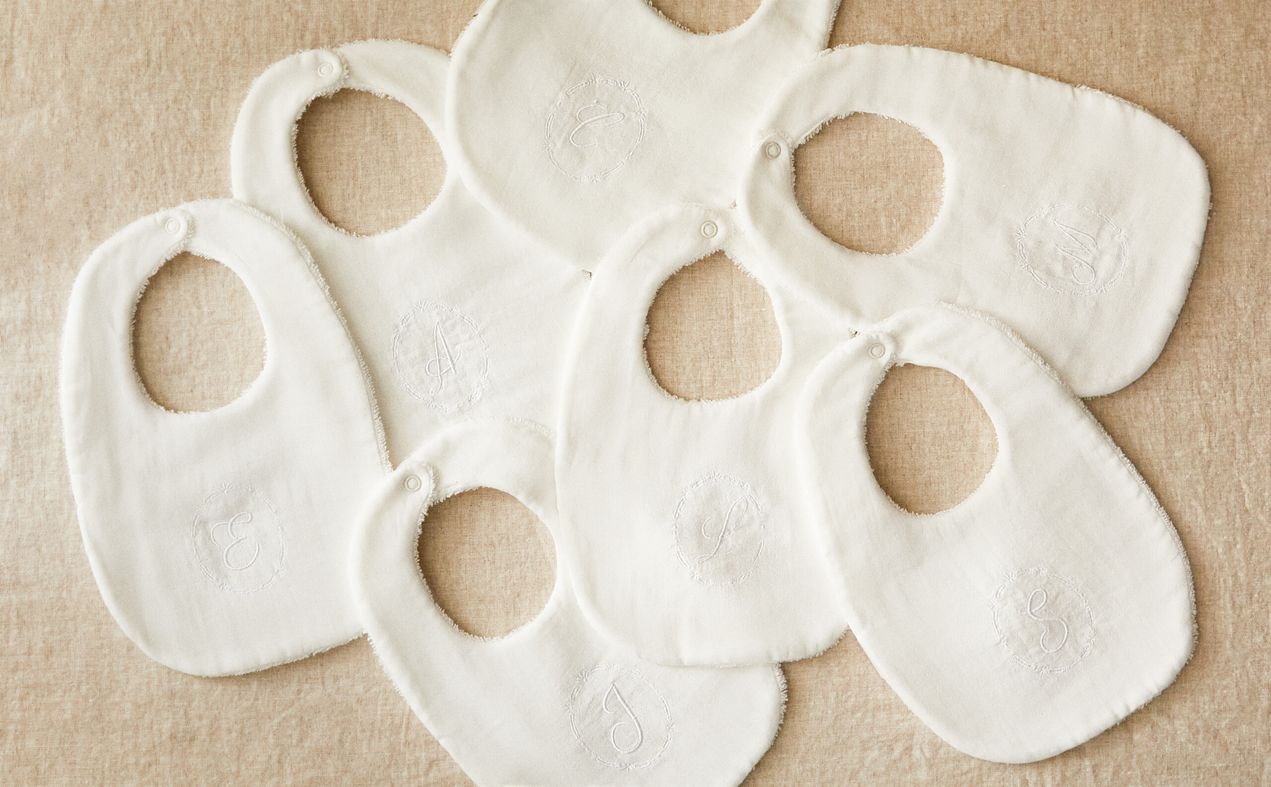 CHILDREN'S BIBS WITH LETTER DETAIL