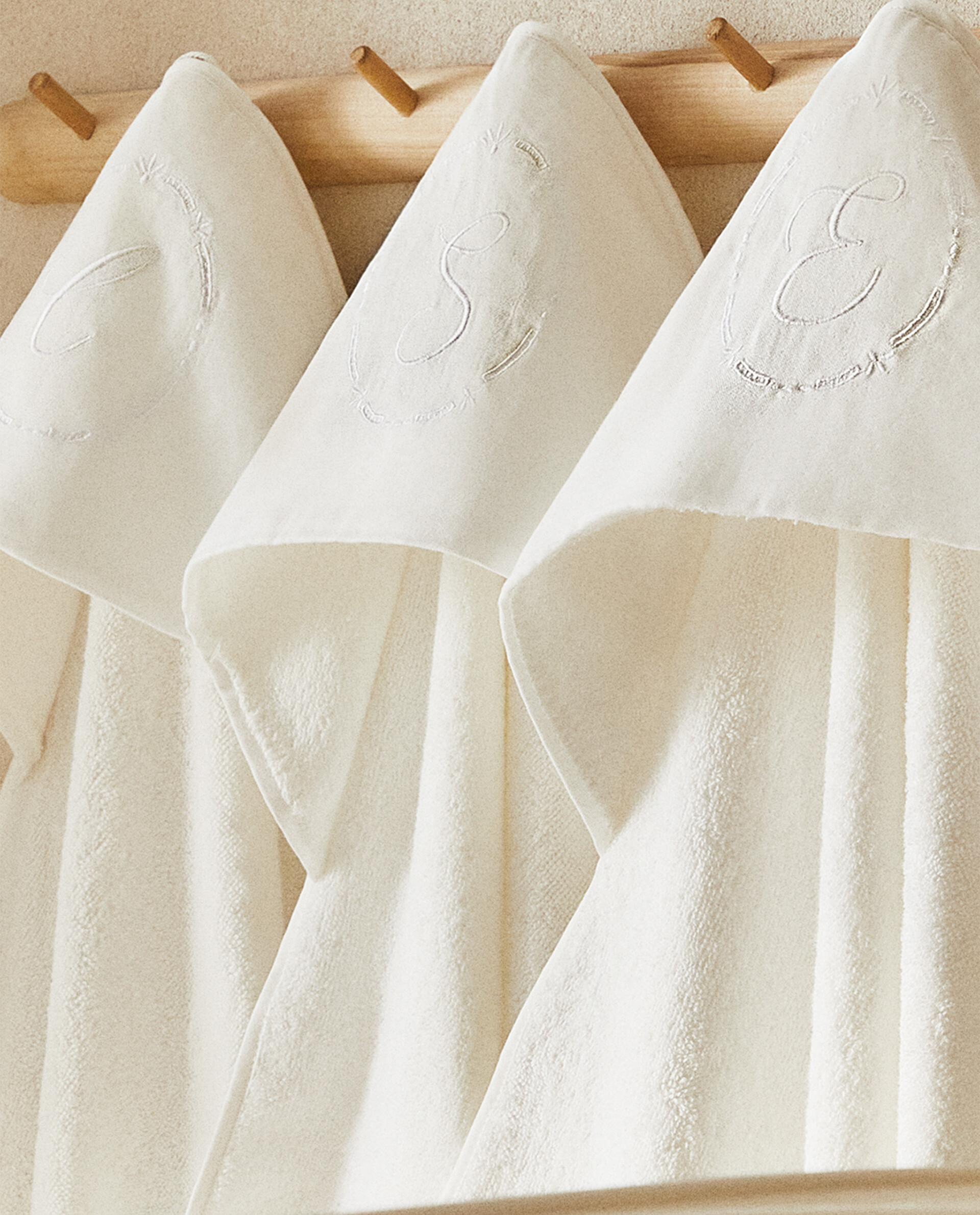 HOODED BABY TOWELS WITH LETTER DETAIL Zara Home Luxembourg Luxemburg