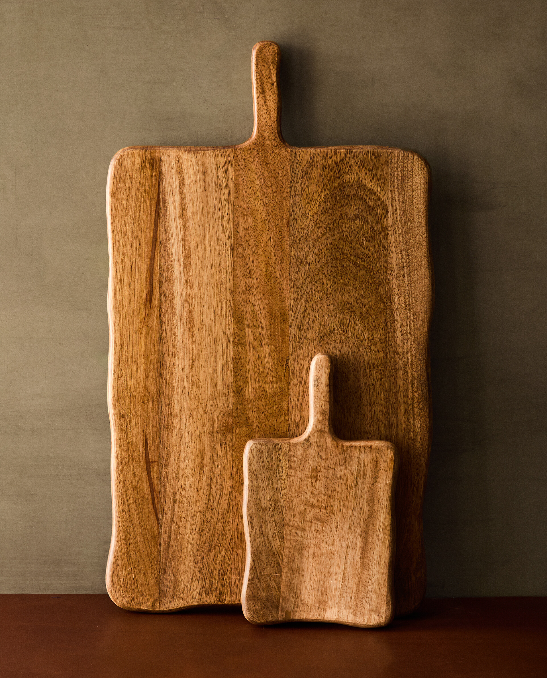 IRREGULAR WOODEN CUTTING BOARD
