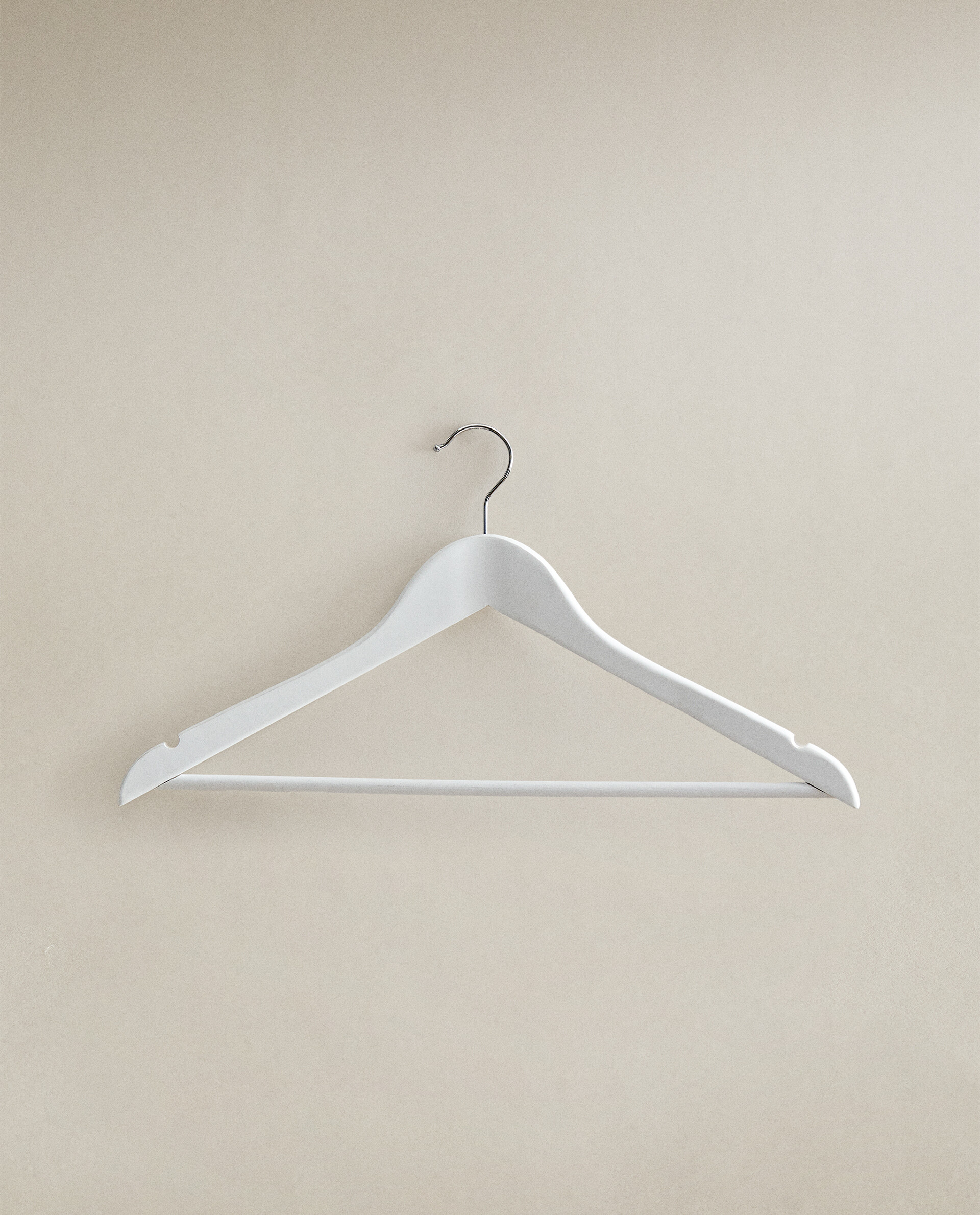 LACQUERED WOODEN HANGER (SET OF 3) LACQUERED WOODEN HANGER (SET OF 3)
