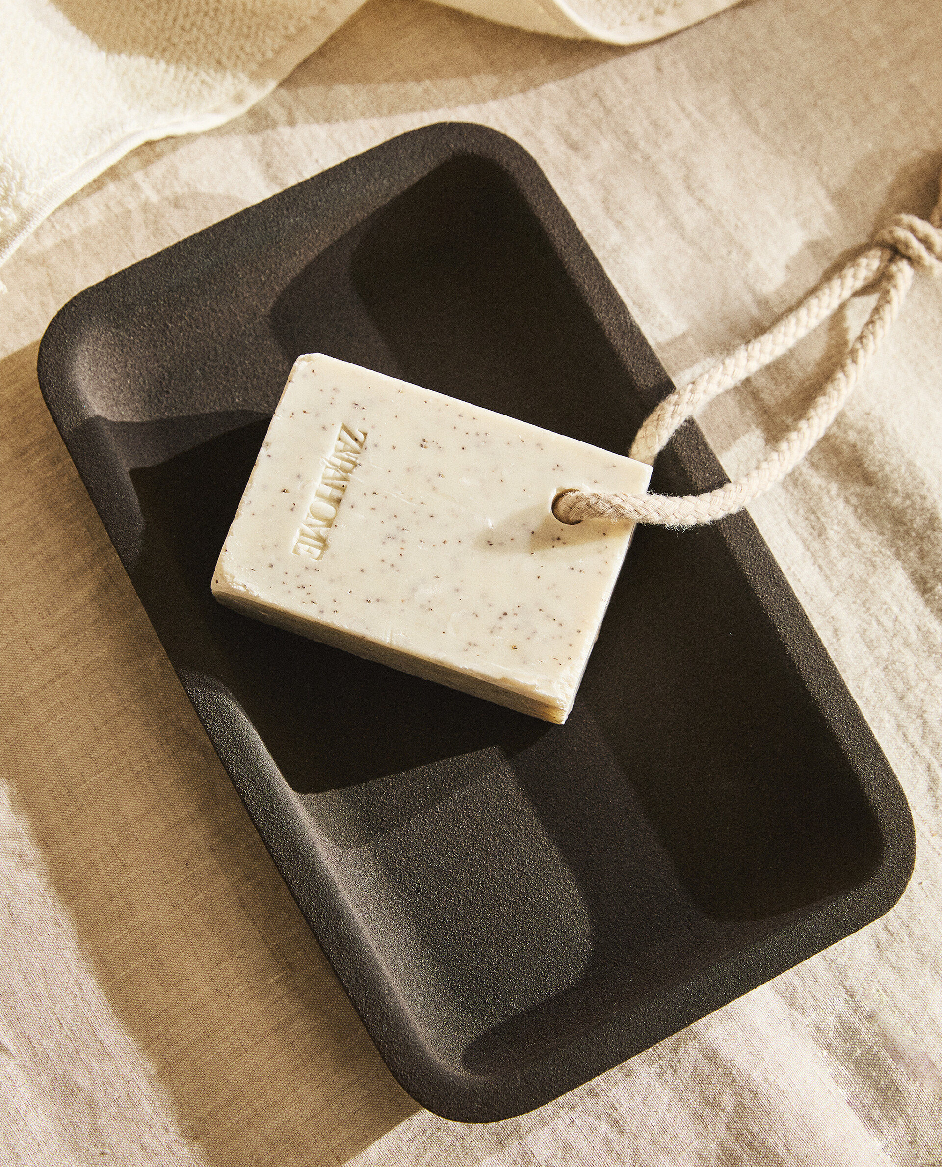 DARK METAL BATHROOM TRAY Zara Home Perú