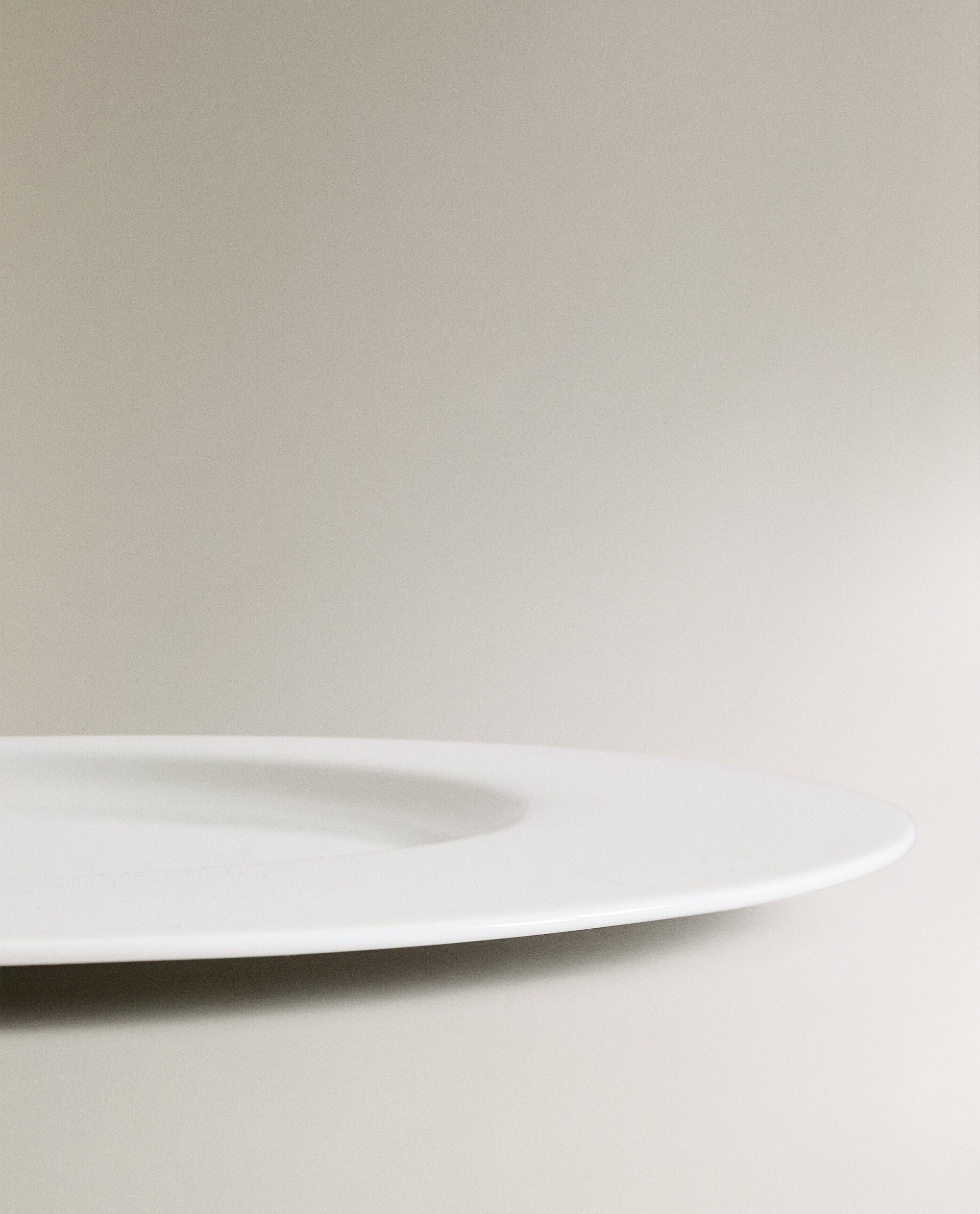 ROUND BONE CHINA SERVING DISH