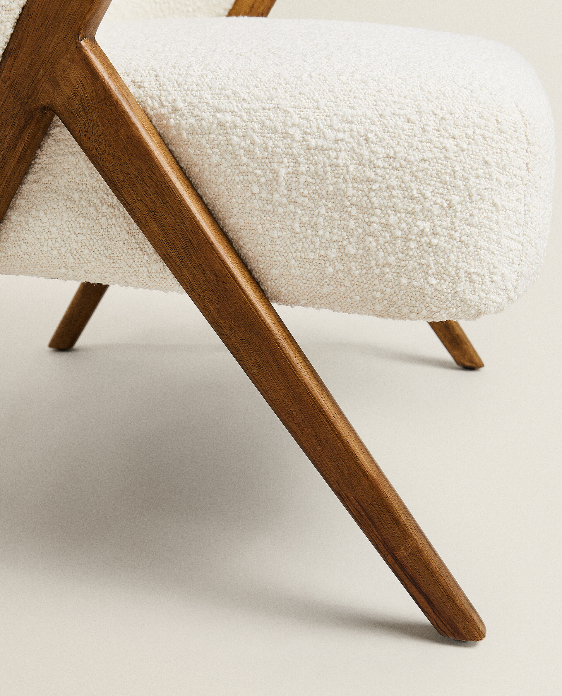 1人掛けソファ zarahome アップホルスタード ブークレ アームチェア とち