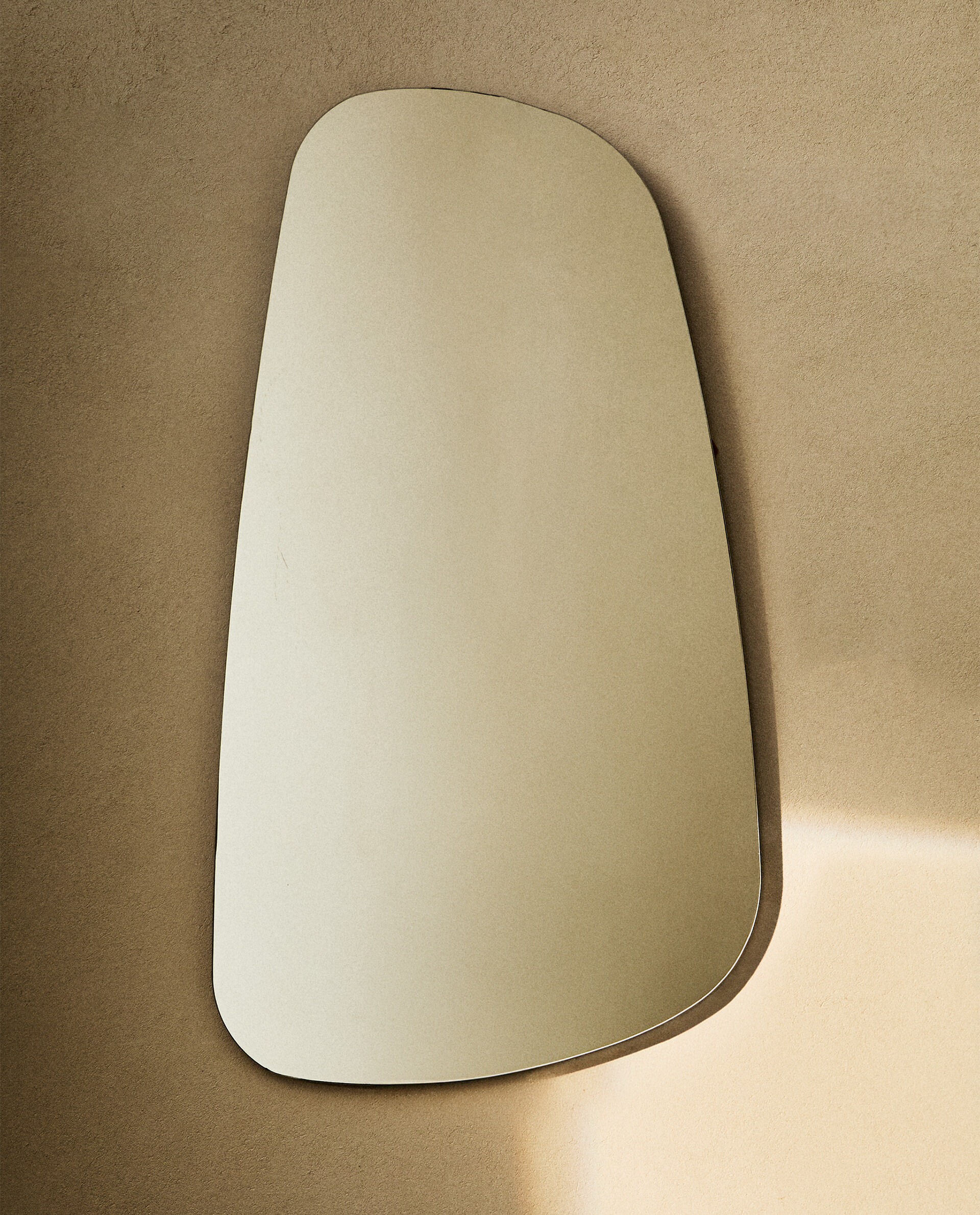 FEUFOAM Miroir Mural Blanc Avec Cadre En Bois Rustique - Miroir Irrégulier à Suspendre Pour Chambre à Coucher, Salle De Bain - Décoration Murale - 50 X 40 Cm