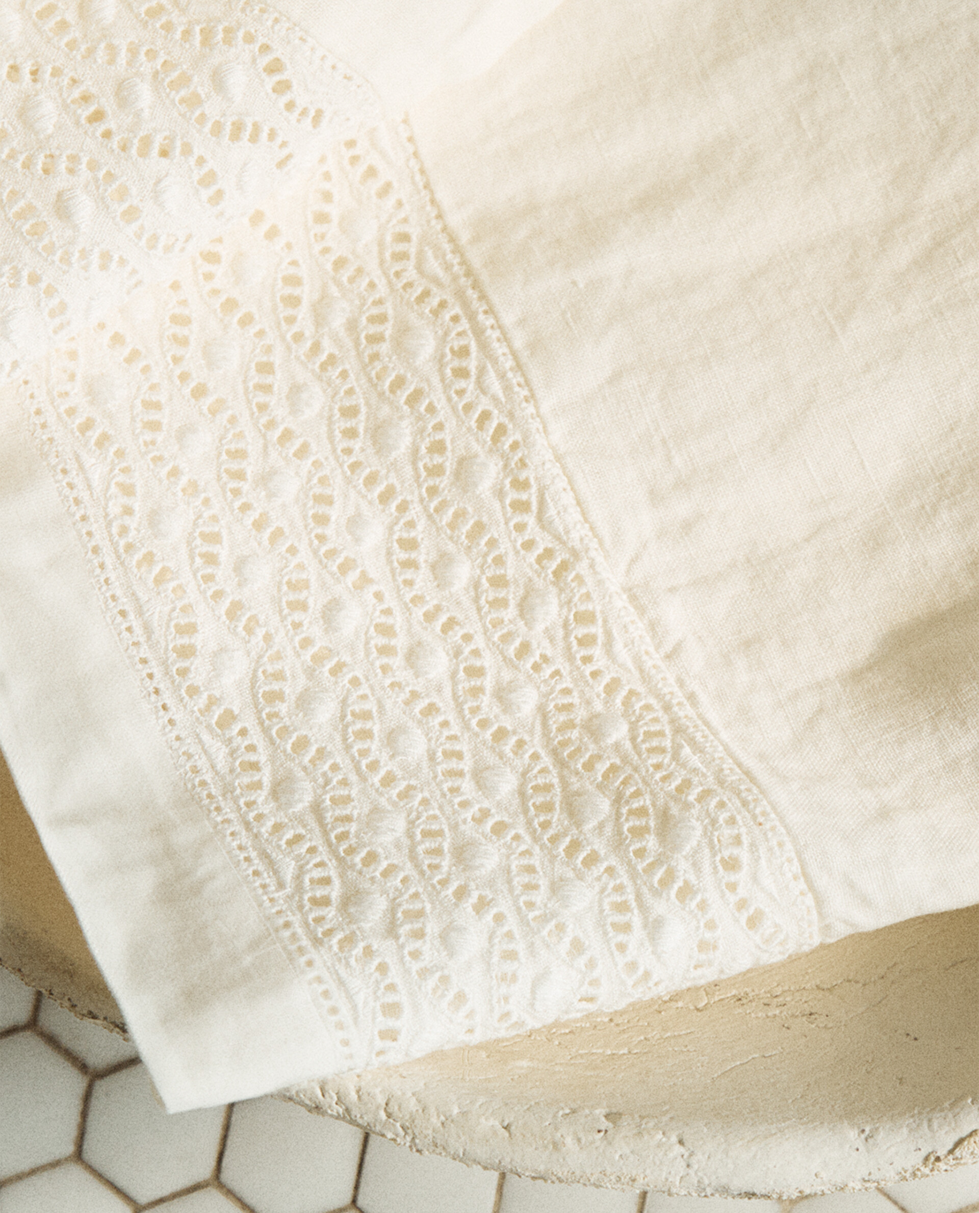 EMBROIDERED LINEN BATH TOWEL | Zara Home UAE - ABU DHABI/AL AIN/RAS AL ...
