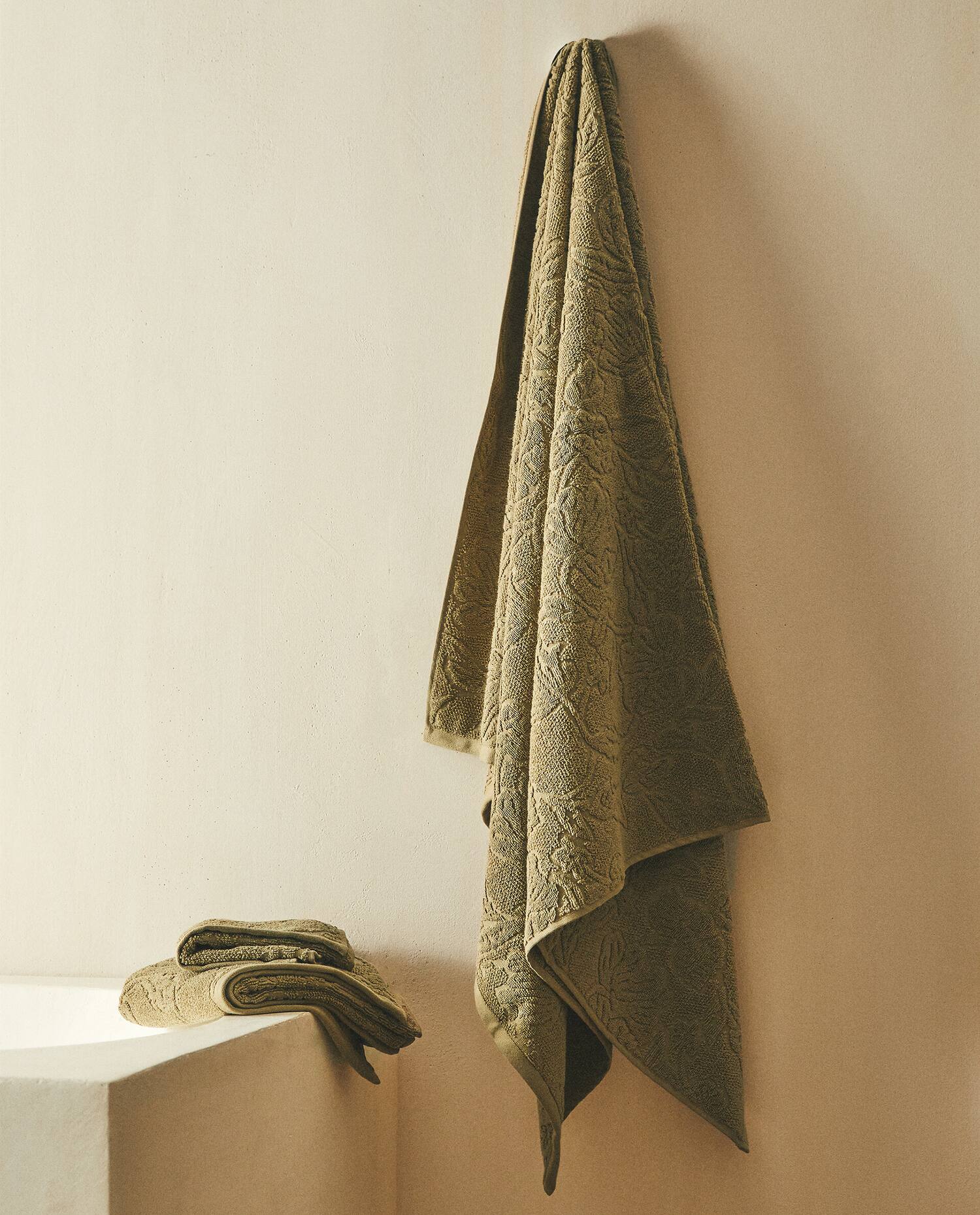 FLORAL PRINT TOWEL