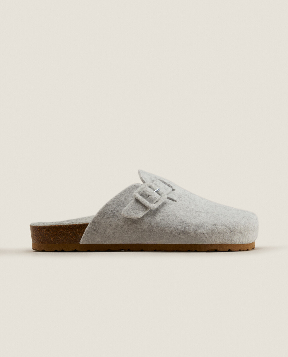 COVERED BUCKLE FELT MULE SLIPPERS