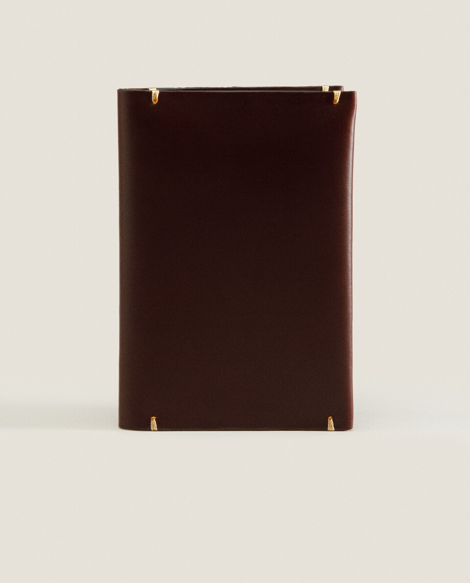 LEATHER PASSPORT COVER WITH TOPSTITCHING DETAIL