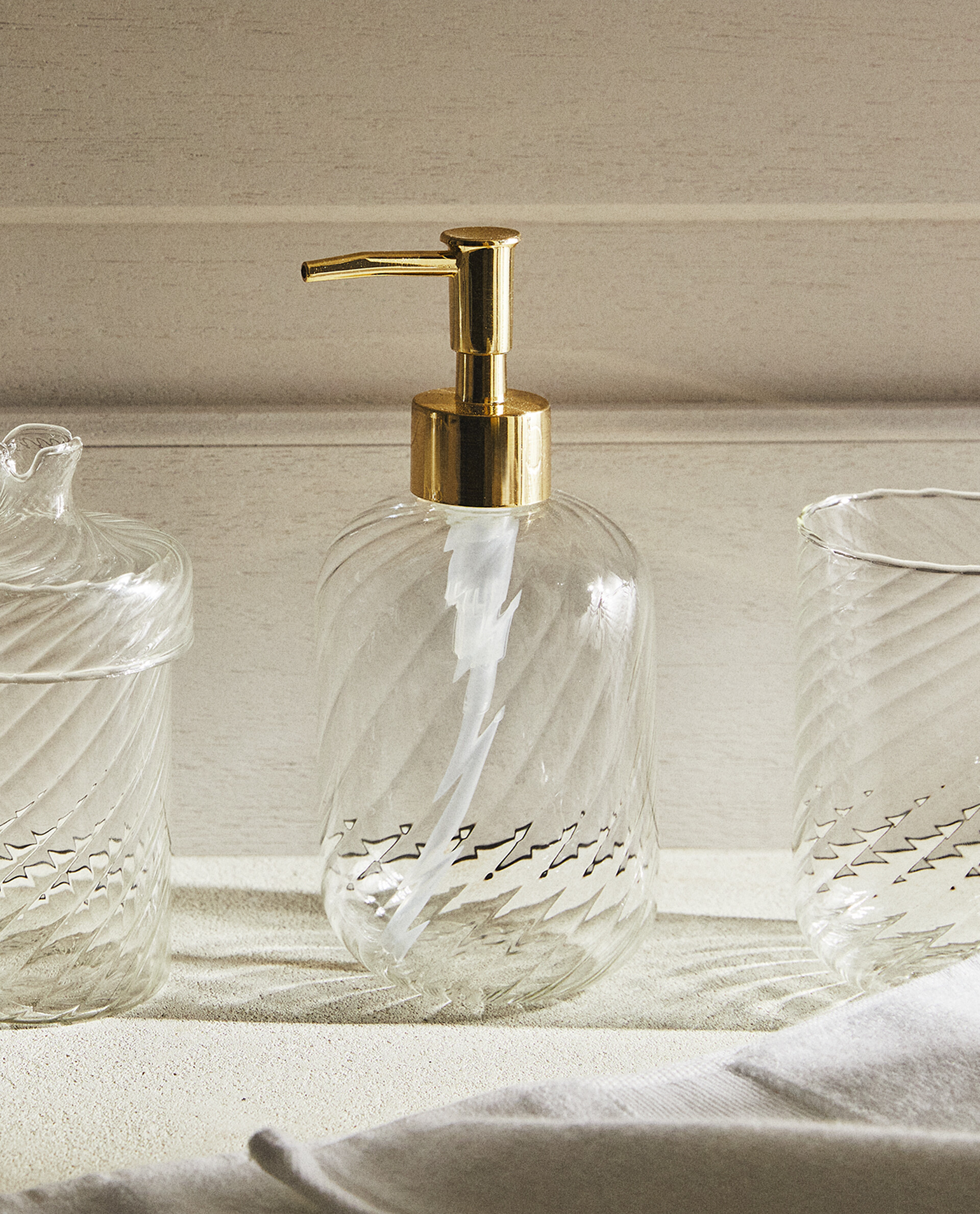 WAVY BOROSILICATE GLASS BATHROOM SET Zara Home United Kingdom