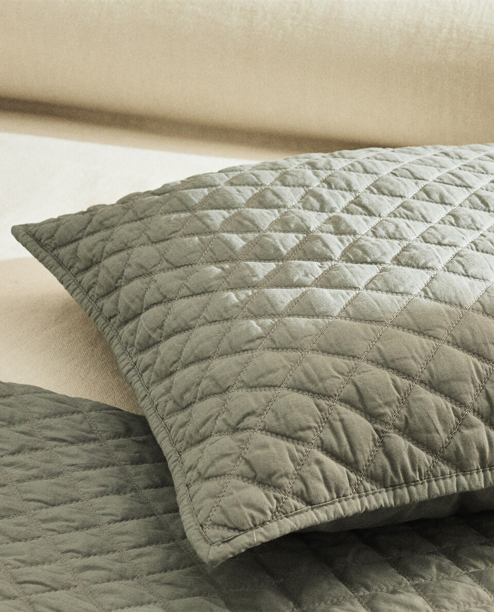 DIAMOND QUILTED CUSHION COVER