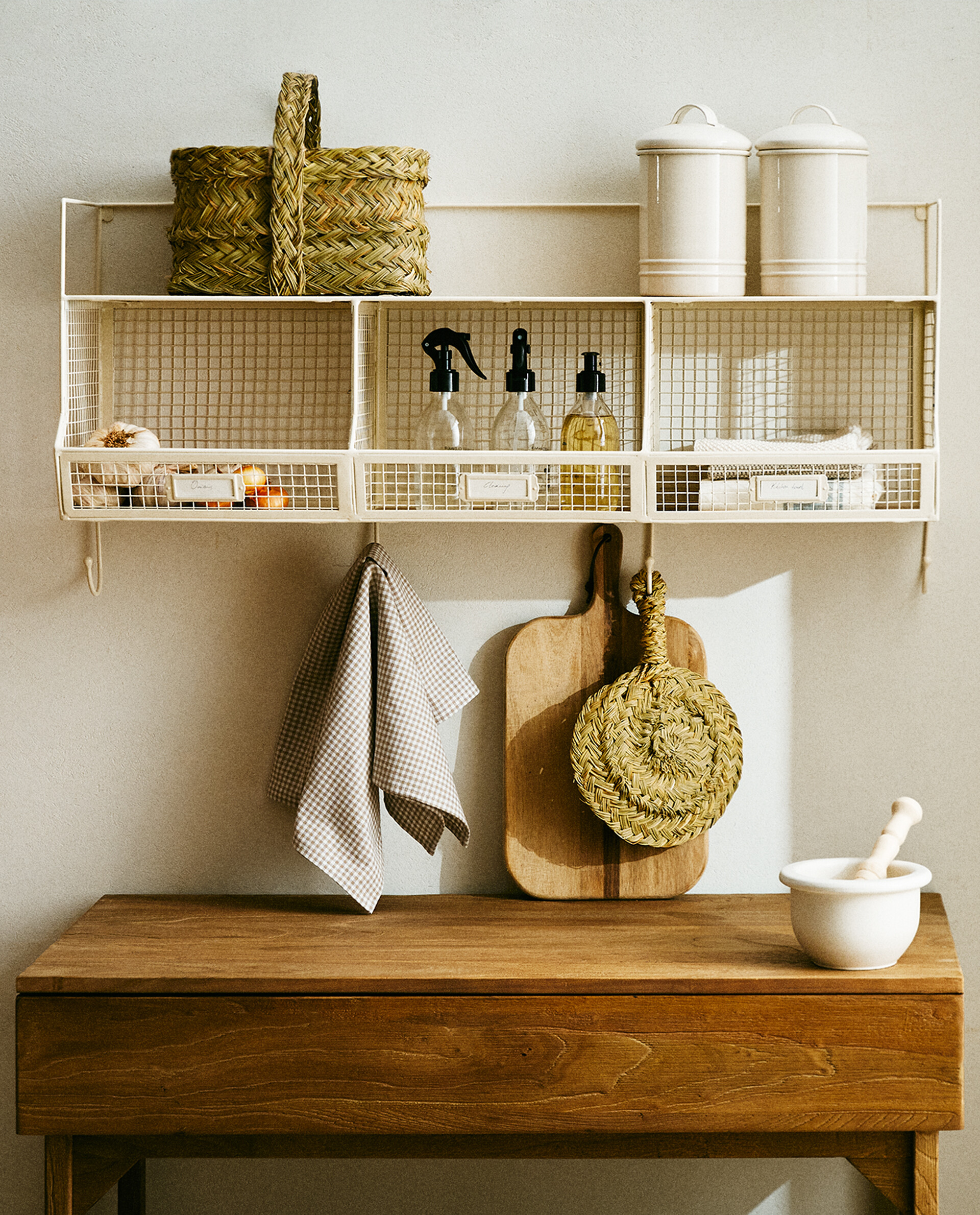 LACQUERED METAL AND WOOD WALL SHELF