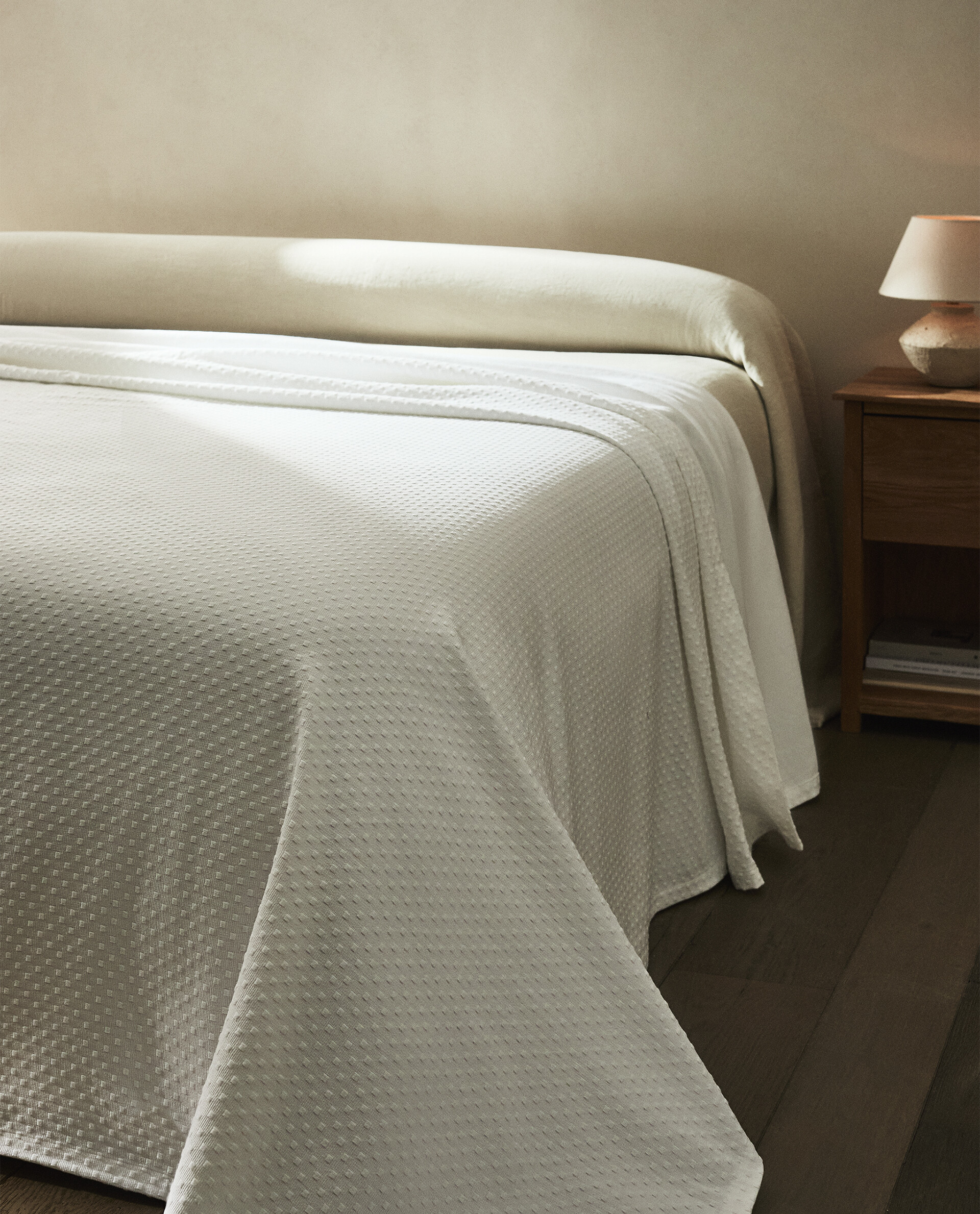 Prepara tu dormitorio para el buen tiempo con estas colchas de Zara Home