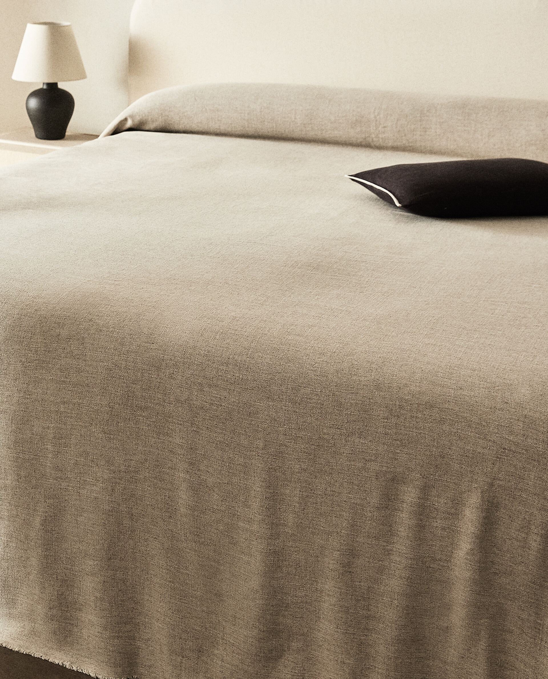 LINEN BEDSPREAD Zara Home UAE DUBAI/SHARJAH/AJMAN/UAQ/FUJAIRAH