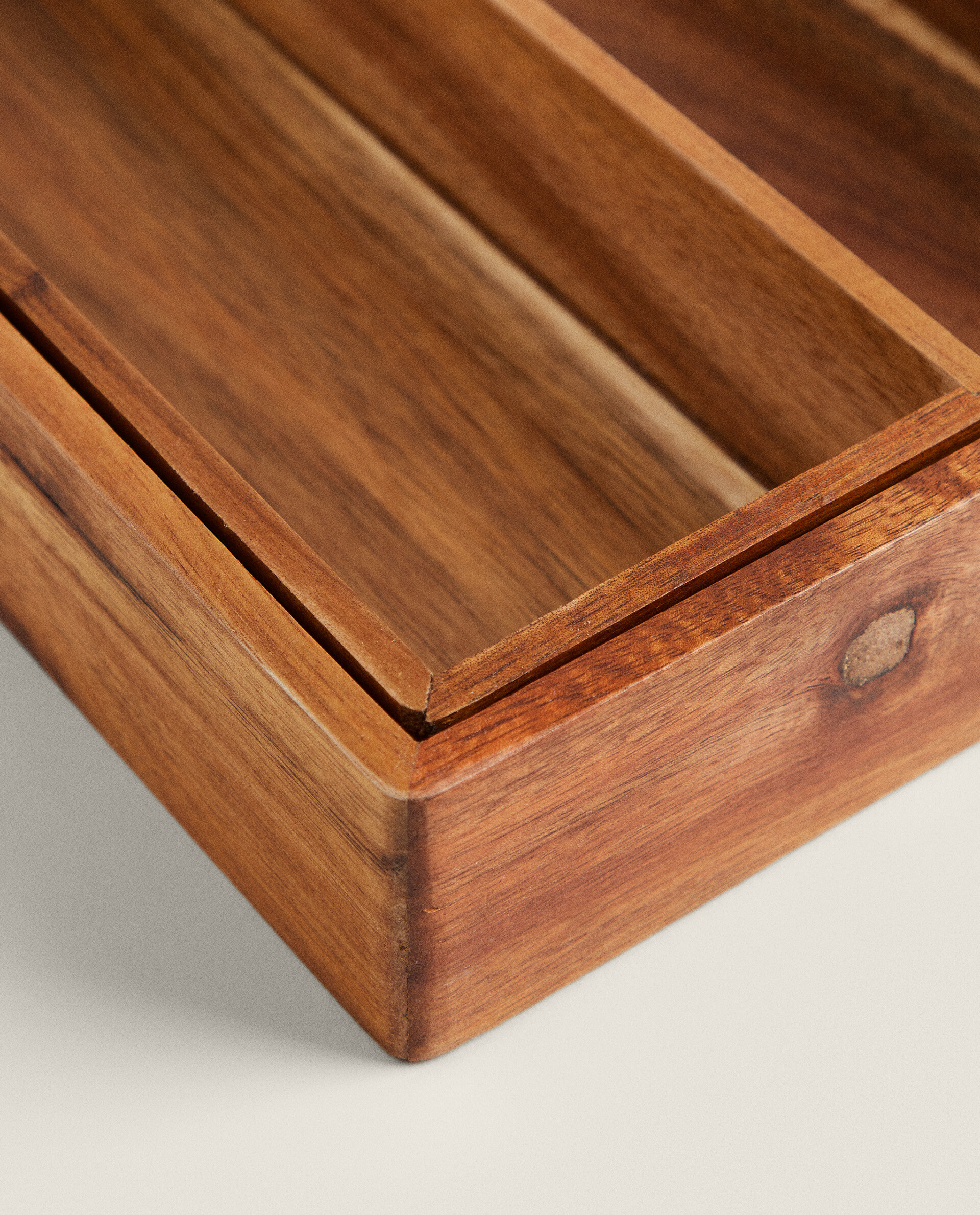 Este cubertero extensible y de madera, de Zara Home nos tiene hipnotizados