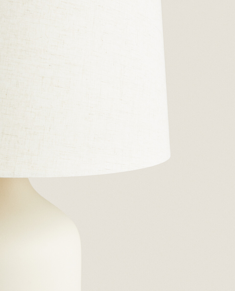 TABLE LAMP WITH WHITE CERAMIC BASE