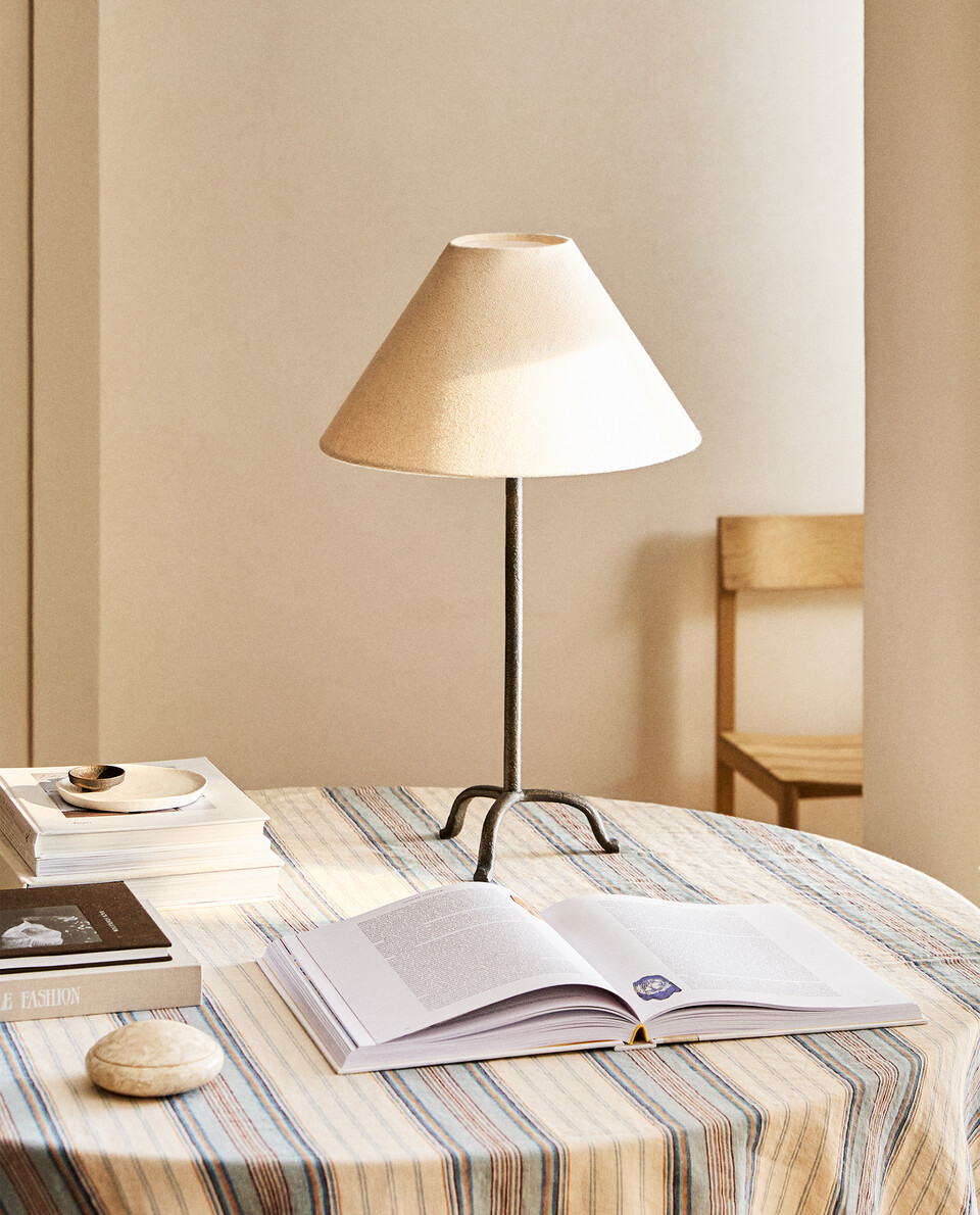 TABLE LAMP WITH TRIPOD BASE