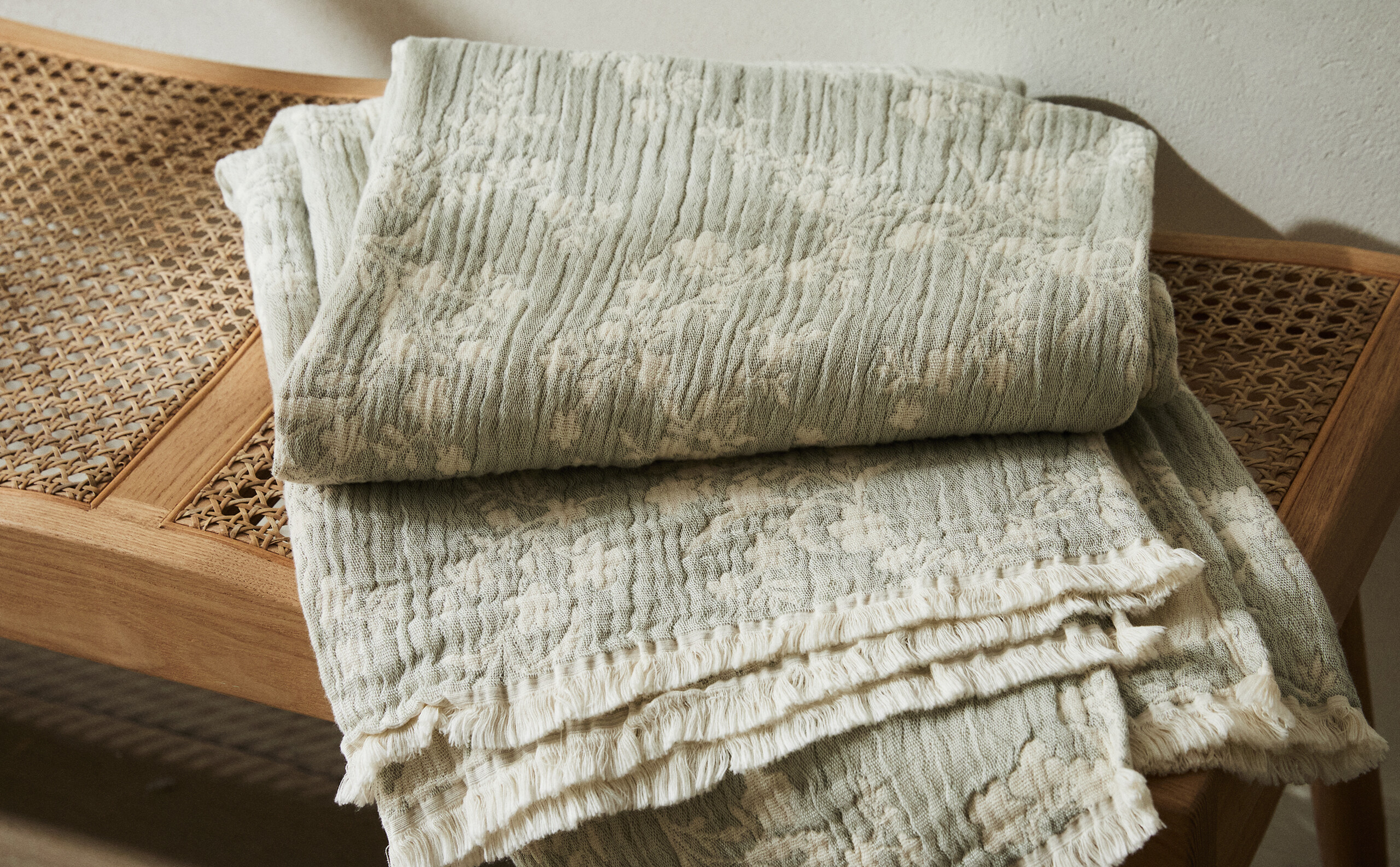 BLANKETS AND THROWS BEDROOM Zara Home Albania