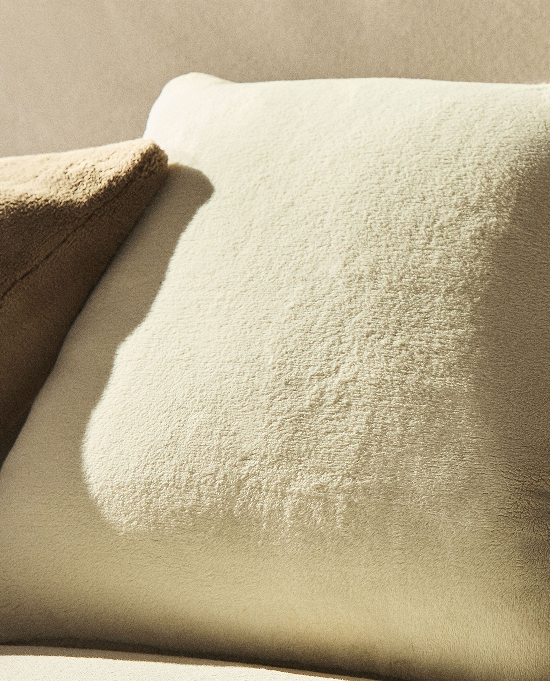 Oyster White Fleece Throw Pillow | Zara Home