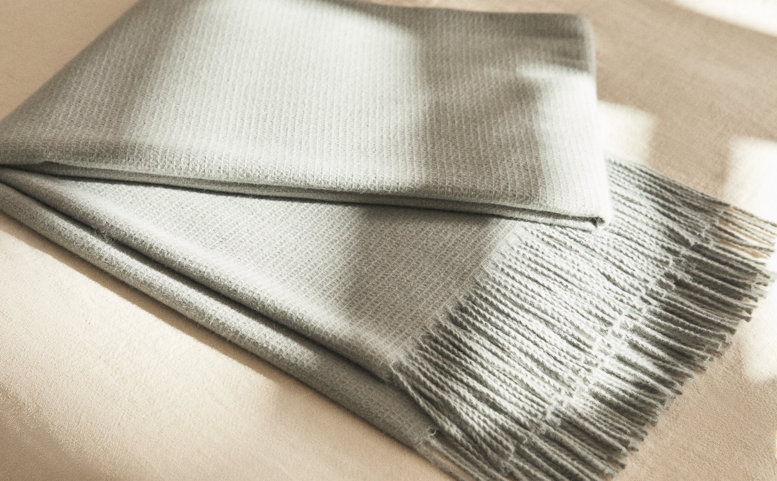 Throws and blankets for living room Zara Home