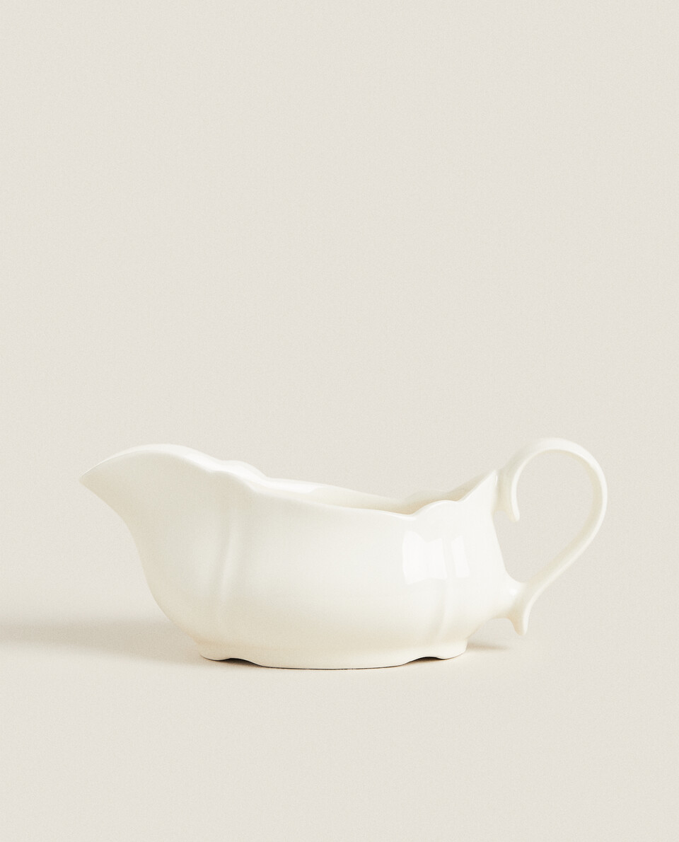 EARTHENWARE GRAVY BOAT WITH RAISED-EDGE DETAIL