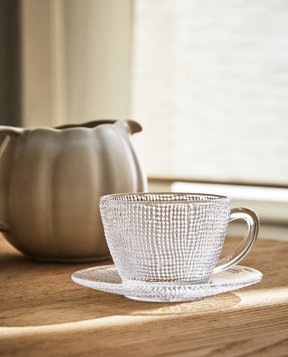 GLASS TEACUP WITH RAISED DESIGN