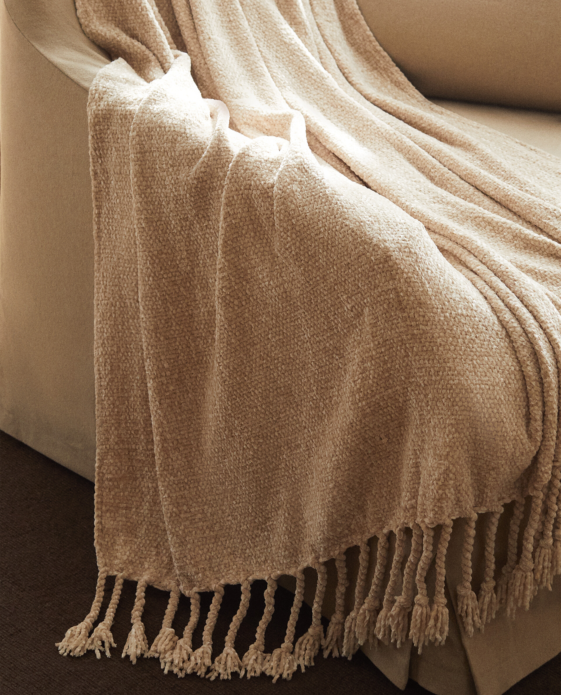 Throws and blankets for living room Zara Home